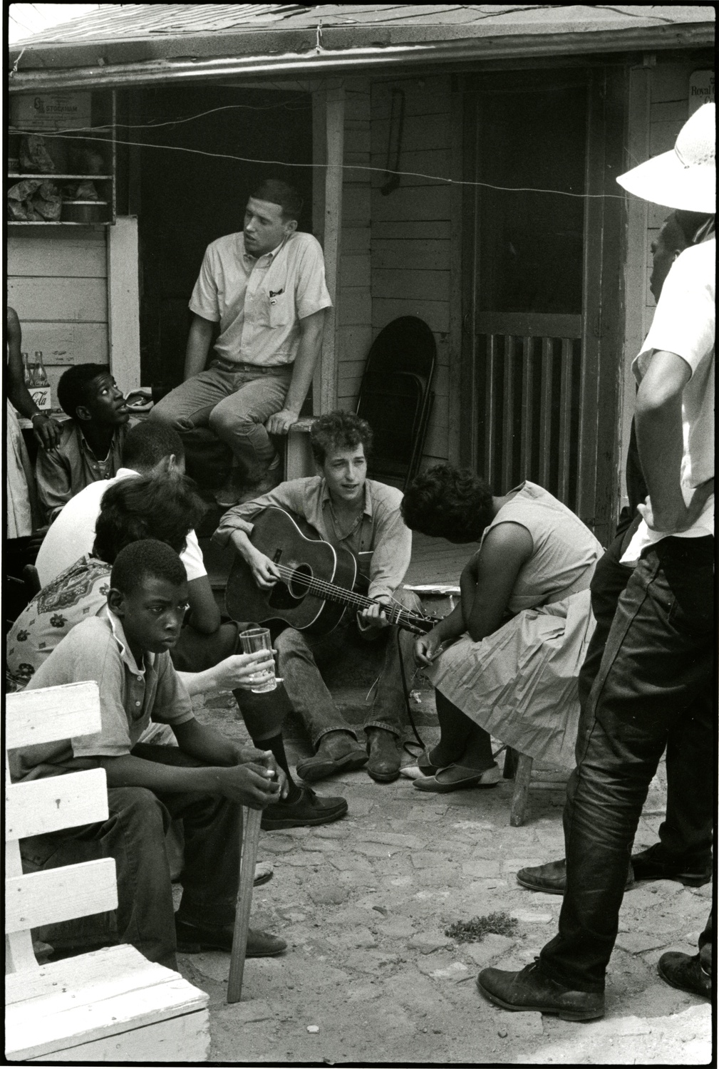 Bob Dylan plays behind the SNCC office, MS, 1963