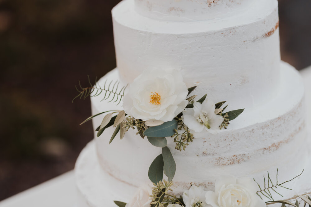 white cake flowers 2.jpg