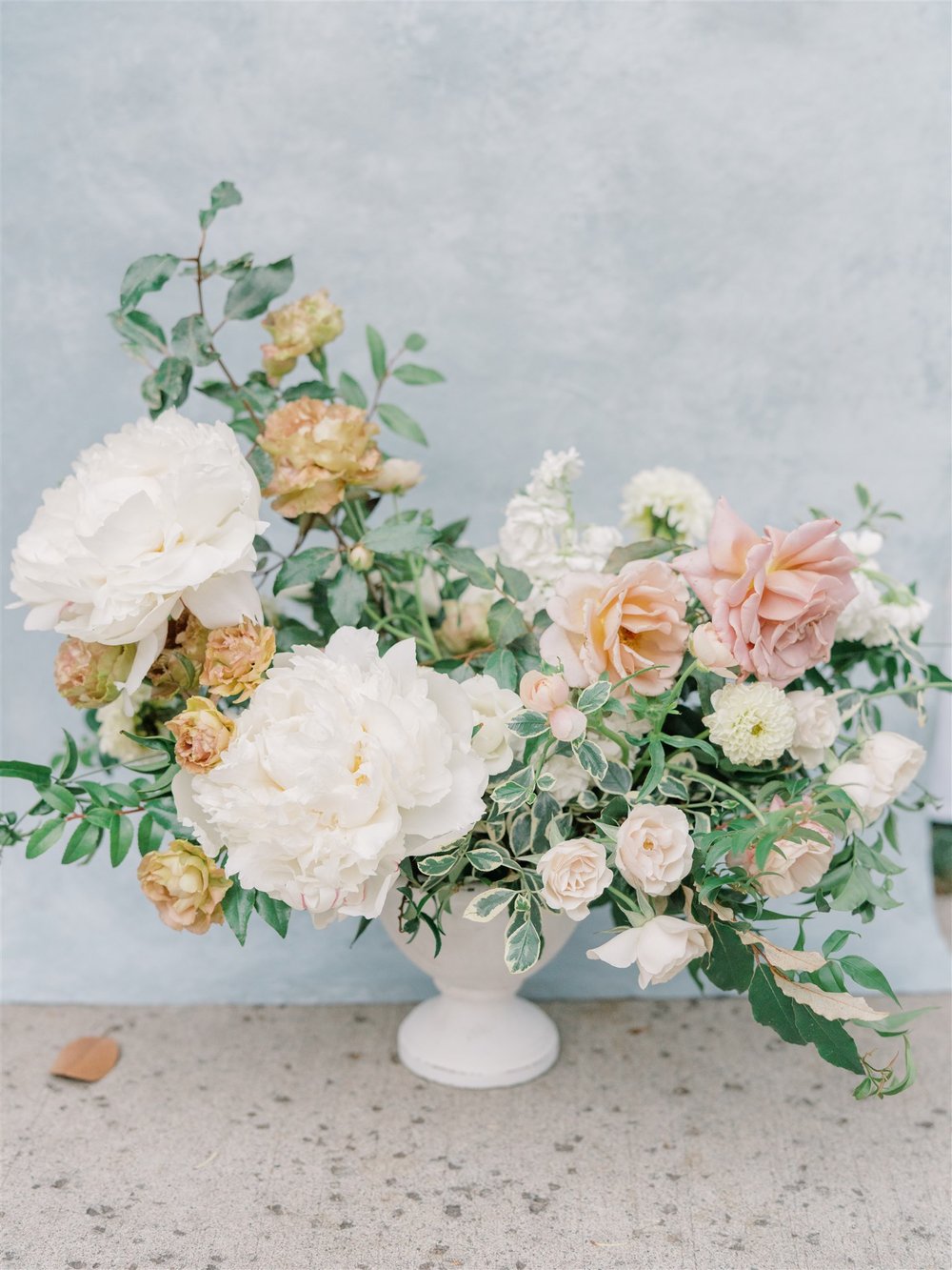 welcome table arrangement mauve tan white.jpg