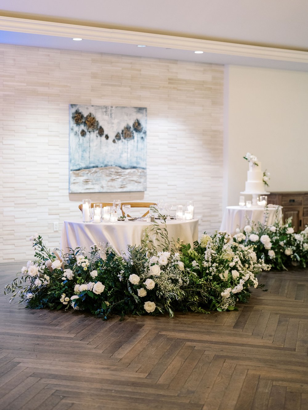 white sweetheart table flowers.jpg