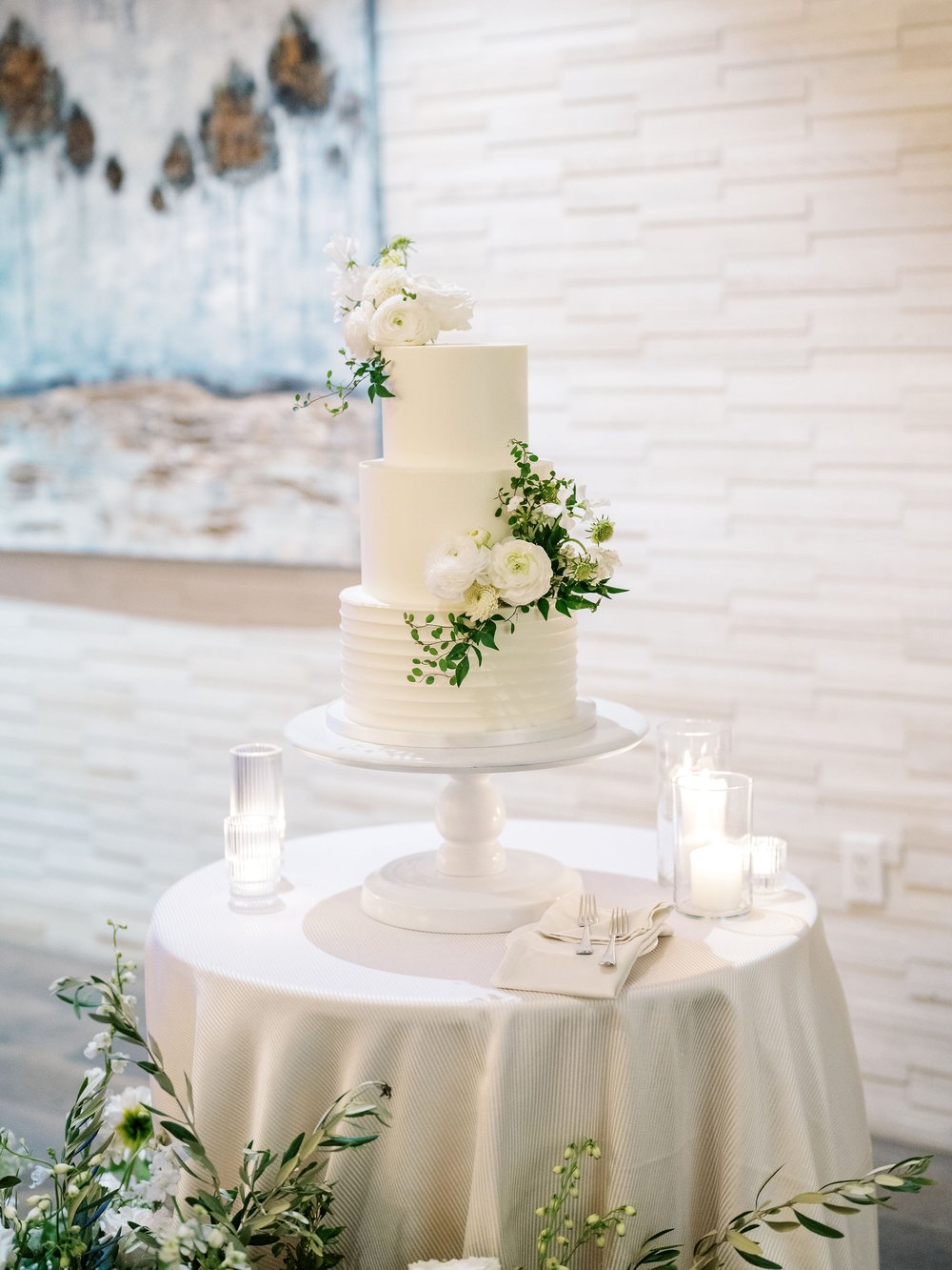 white wedding cake flowers.jpg