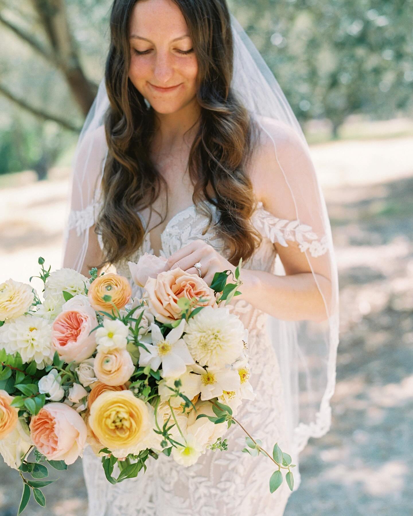 All of my favorite summer sunset tones for our beautiful bride, Lea.
.
Photographer @paulineconwayphoto 
Planning: Jess @sweetblossomweddings
Venue @ranchovalencia 
Hair @designsbydelyndy