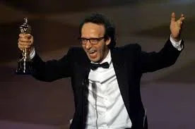 Roberto Benigni: 'Thank you! Thank you! This is a moment of joy and I want to kiss everybody!' - 1999