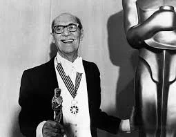 Groucho Marx: 'I want to thank those who voted for me to get this award', Honourary Oscar - 1974