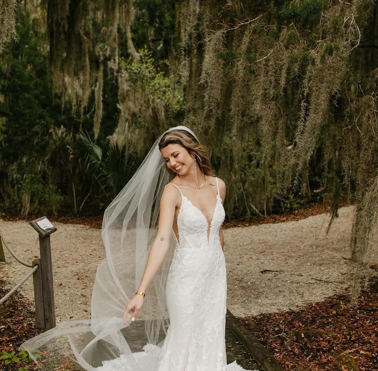 So happy to see the rain stopped for Kelli and her groom!
Photographer @kohenandco 
Hair stylist @beautybyallysonmae 
Florals @indyflorals 
Venue @omniameliaisland 
#staugustinemakeupartist #staugustinemua #staugustinemakeup #staugustinewedding #omni