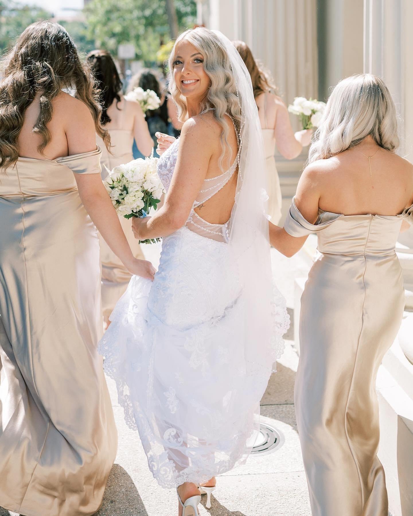 Alyson&rsquo;s wedding at the Treasury had bright champagne and gold accents, which allowed us to create a bright and sparkly look for makeup! ✨✨✨
Photographer @angelita_photo 
Venue @treasuryontheplaza 
Coordinator @coastalcelebrationsstaug 
Hair te