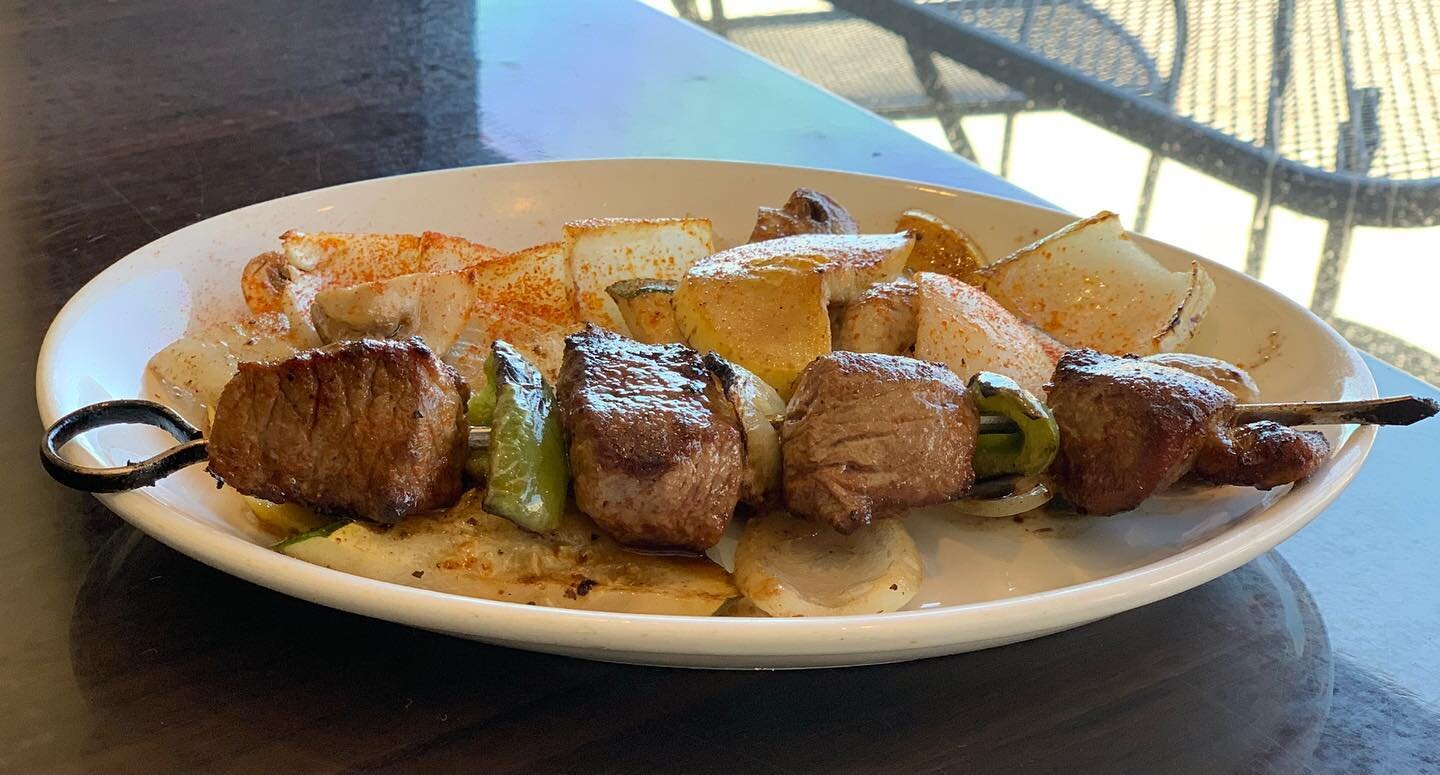 Feeling hungry? Join us for lunch or dinner to enjoy this  #delicious #LambKebab! 😋 (Lunch portion shown; no rice option)👌🏼 We are on 922 Main Street, Columbia, SC 29201 (behind State House) 
.
.
.
.
.
.
#greenolivesc #mediterraneanfood #turkishfo