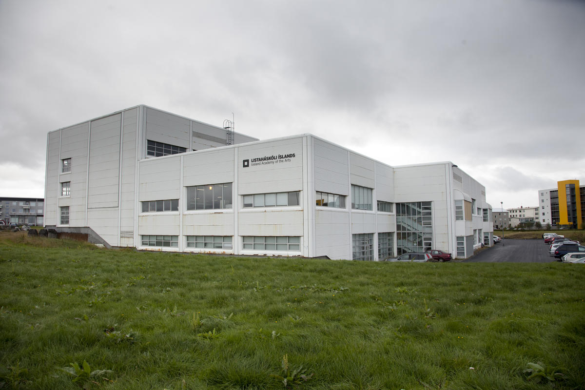 Húsnæði myndlistardeildar er staðsett á Laugarnesi. Húsið er fyrrum sláturhús SS. Listaháskólinn nýtir einungis hluta húsnæðisins, en restin er nýtt í geymslurými fyrir ríkisstarfsmenn og þjóðleikhúsið. Pípulagnir hússins eru að mestu leyti handónýtar svo að skólplykt hefur legið í húsinu ásamt því að eina lyftan sem stendur til boða er vörulyfta. Húsið hefur ekki gengið í gegnum viðunandi breytingar til þess að geta þjónað sem almennilegt skólarými. – Mynd: lhi.is