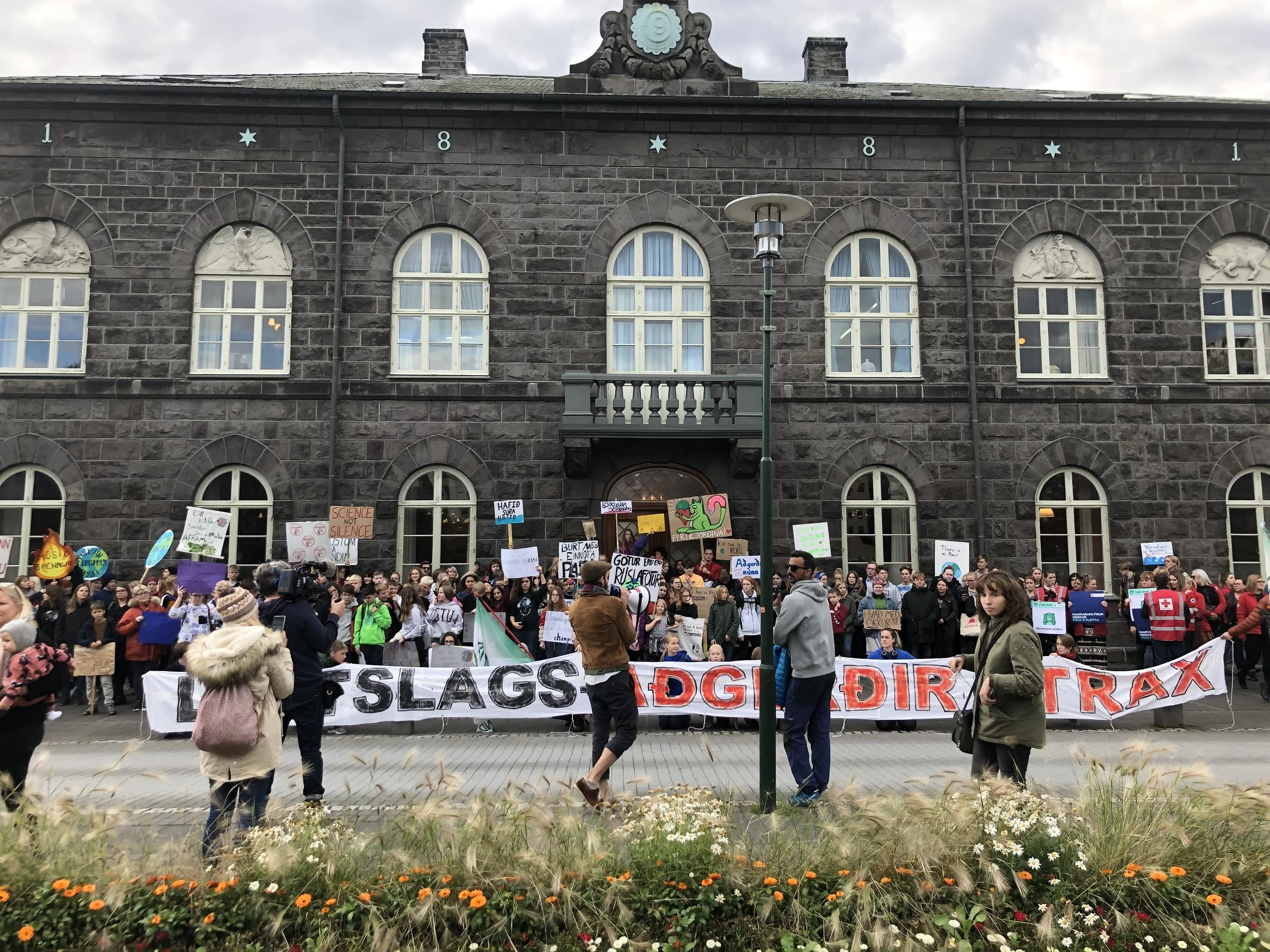 Hádegisverkfall föstudaginn 27. september. Á borðanum stendur ,,Loftslagsaðgerðir strax”.
