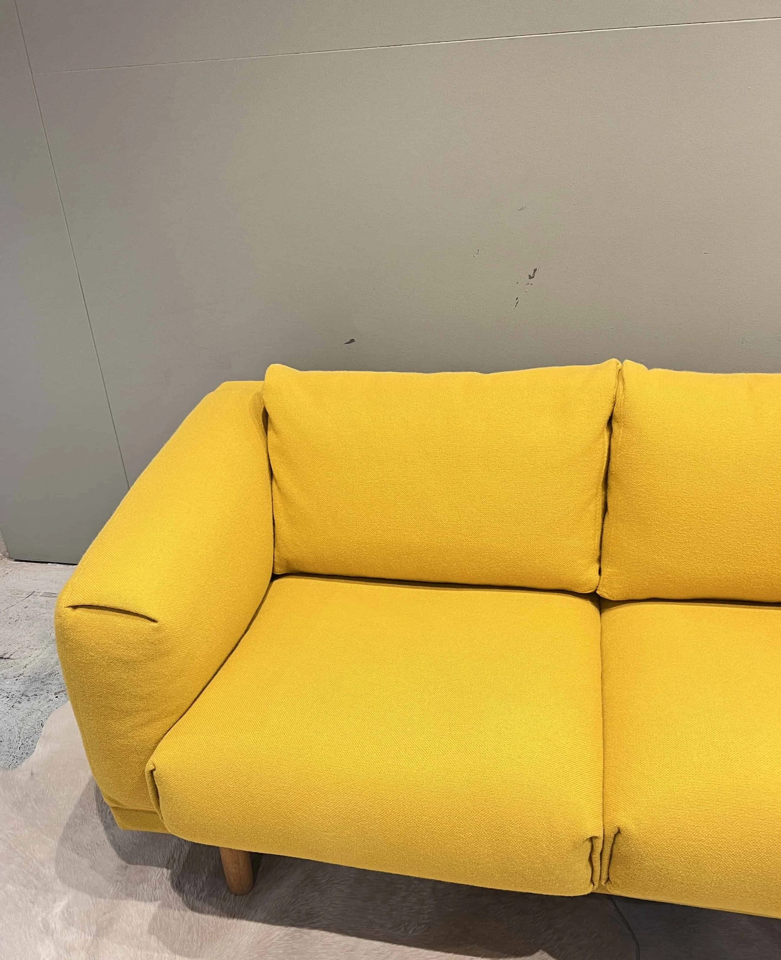 muuto-rest-sofa-mustard-yellow-armrest-detail-04.jpg