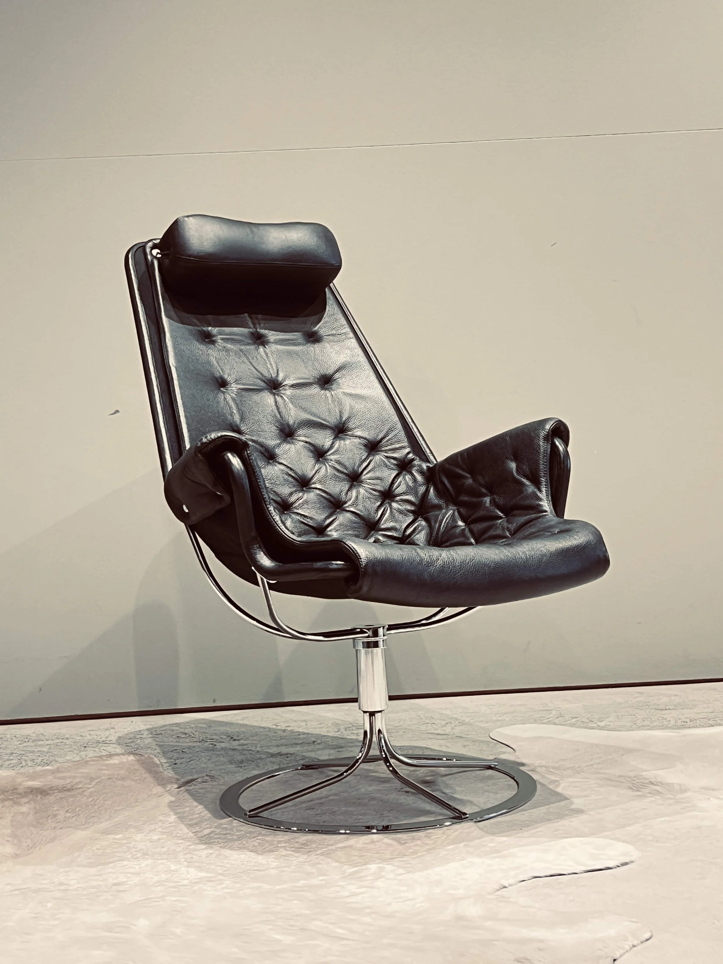 vintage-scandinavian-leather-lounge-chair-chrome-base-03.jpg
