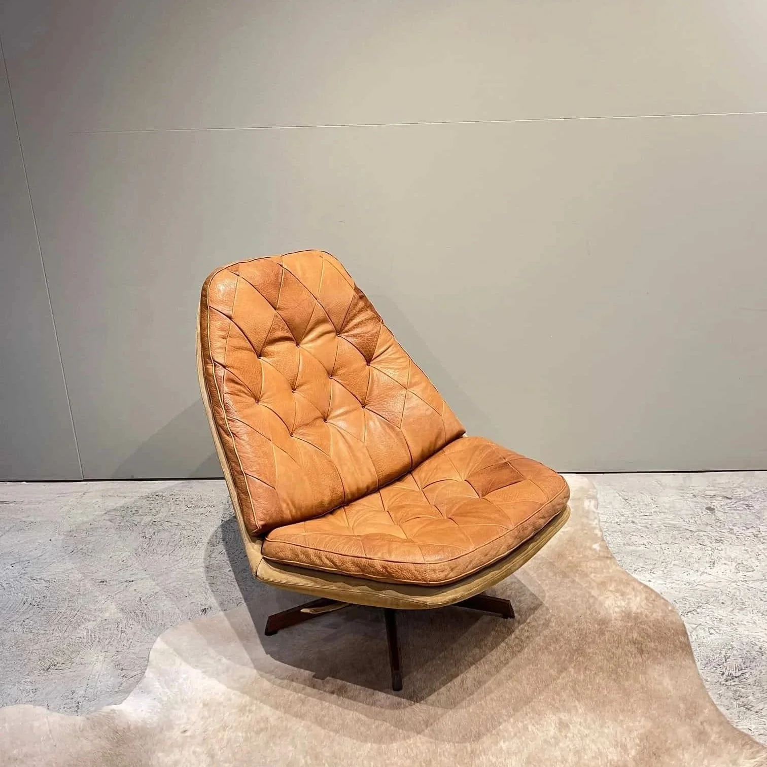 mid+century+danish+leather+swivel+chair+%282%29.jpg