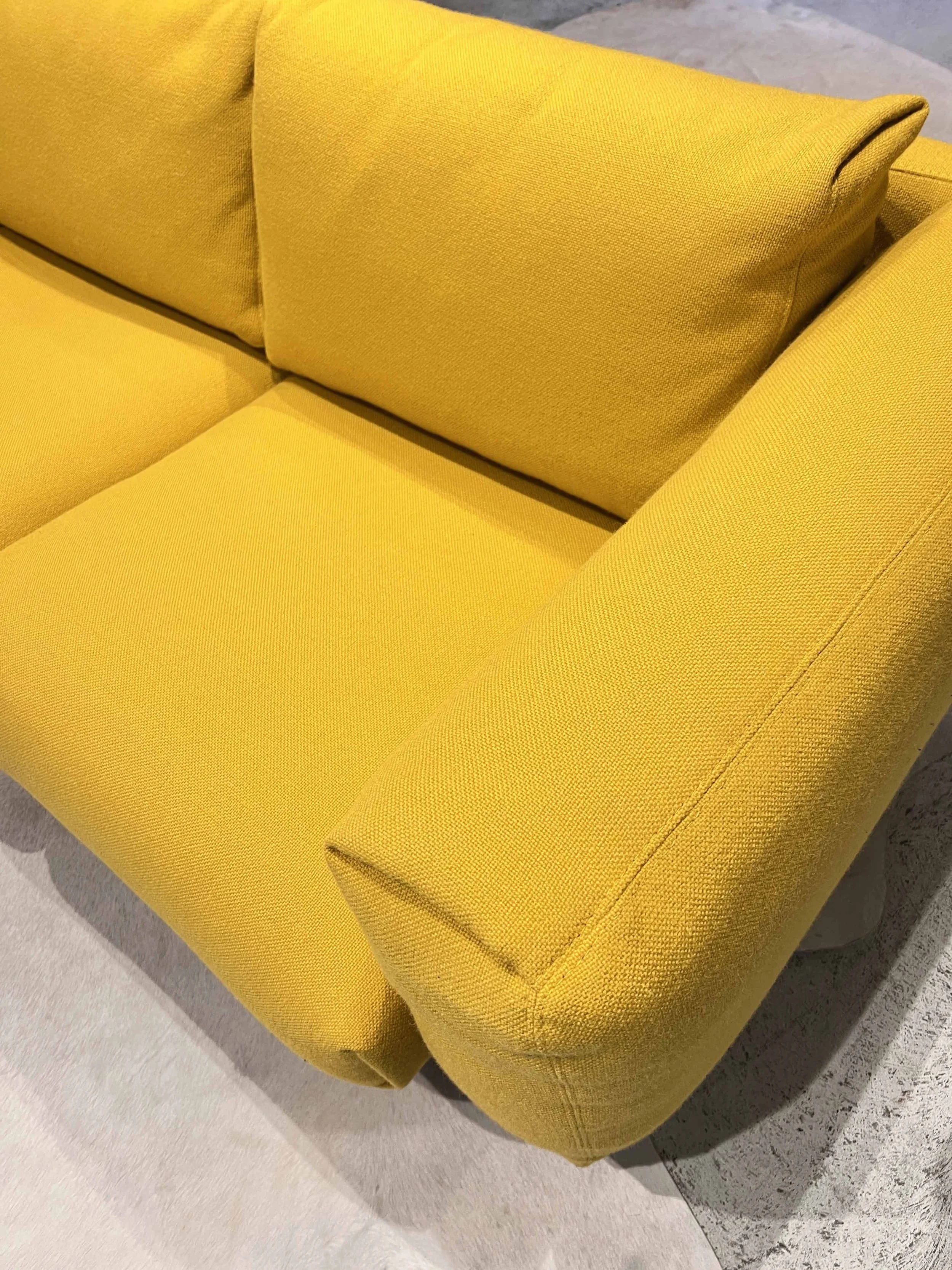 muuto-rest-sofa-mustard-cushion-backrest-detail-12.jpg