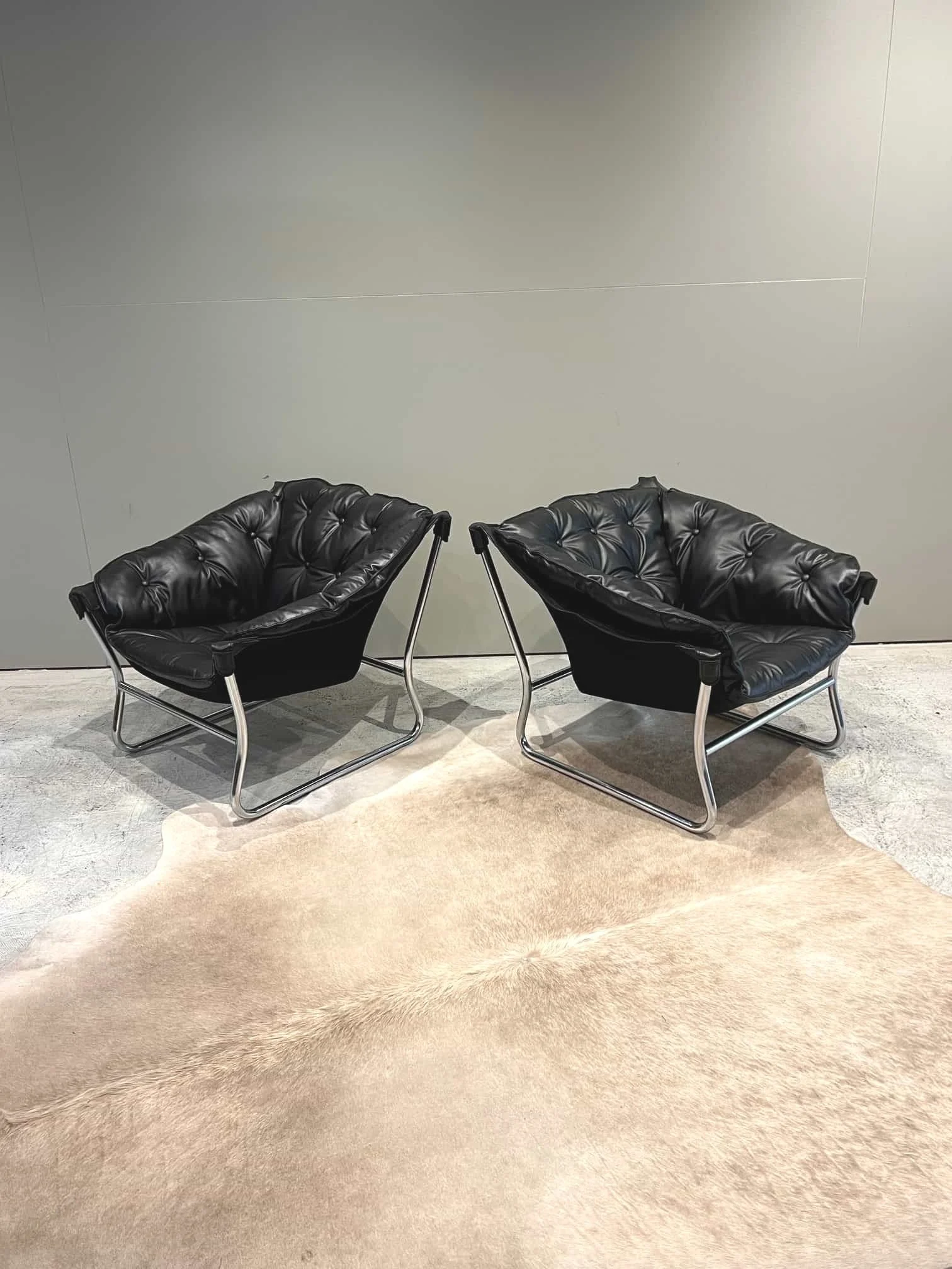 pair+of+20th+century+vintage+lounge+chairs.jpg