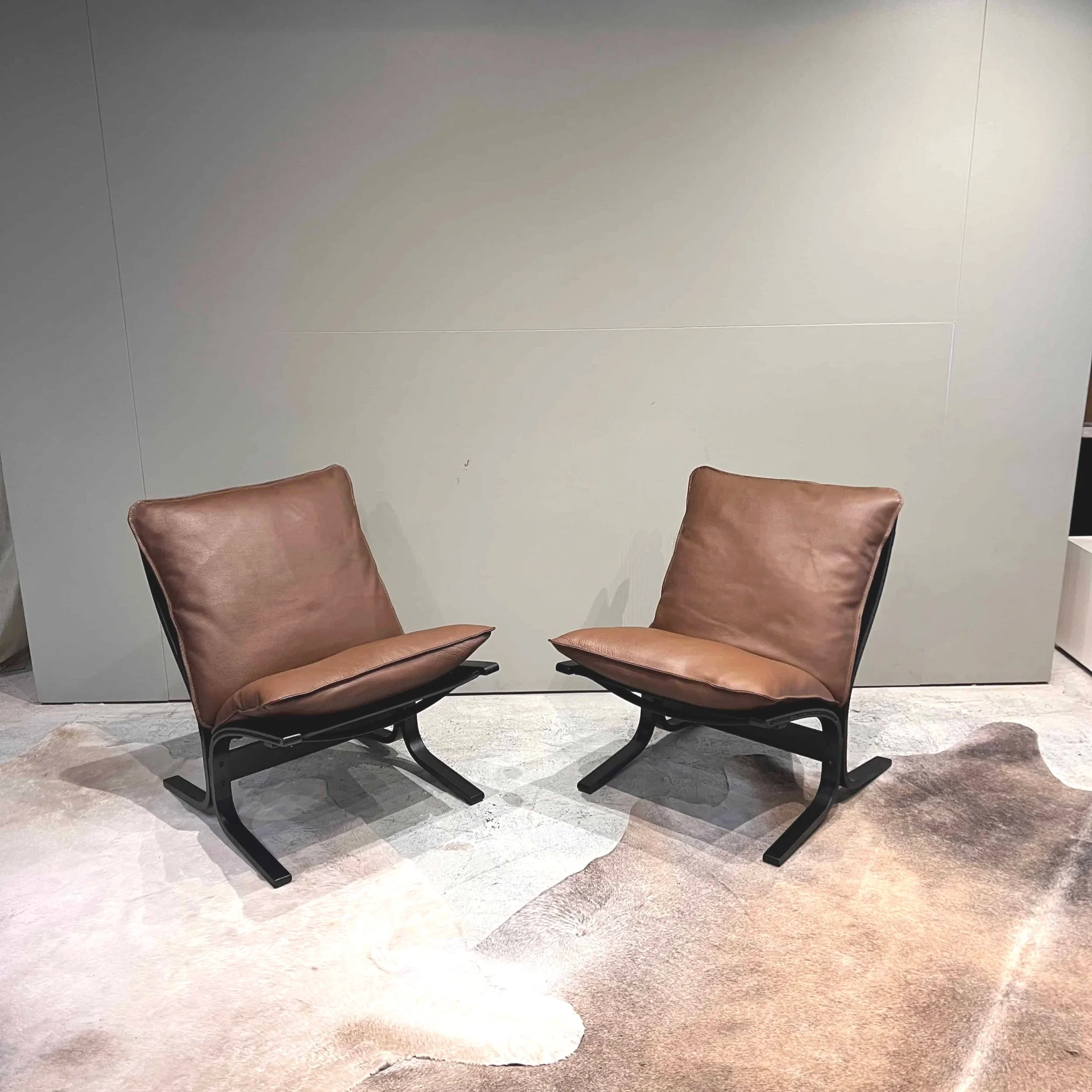 pair-brown-leather-siesta-chairs-ingmar-relling_1.jpg