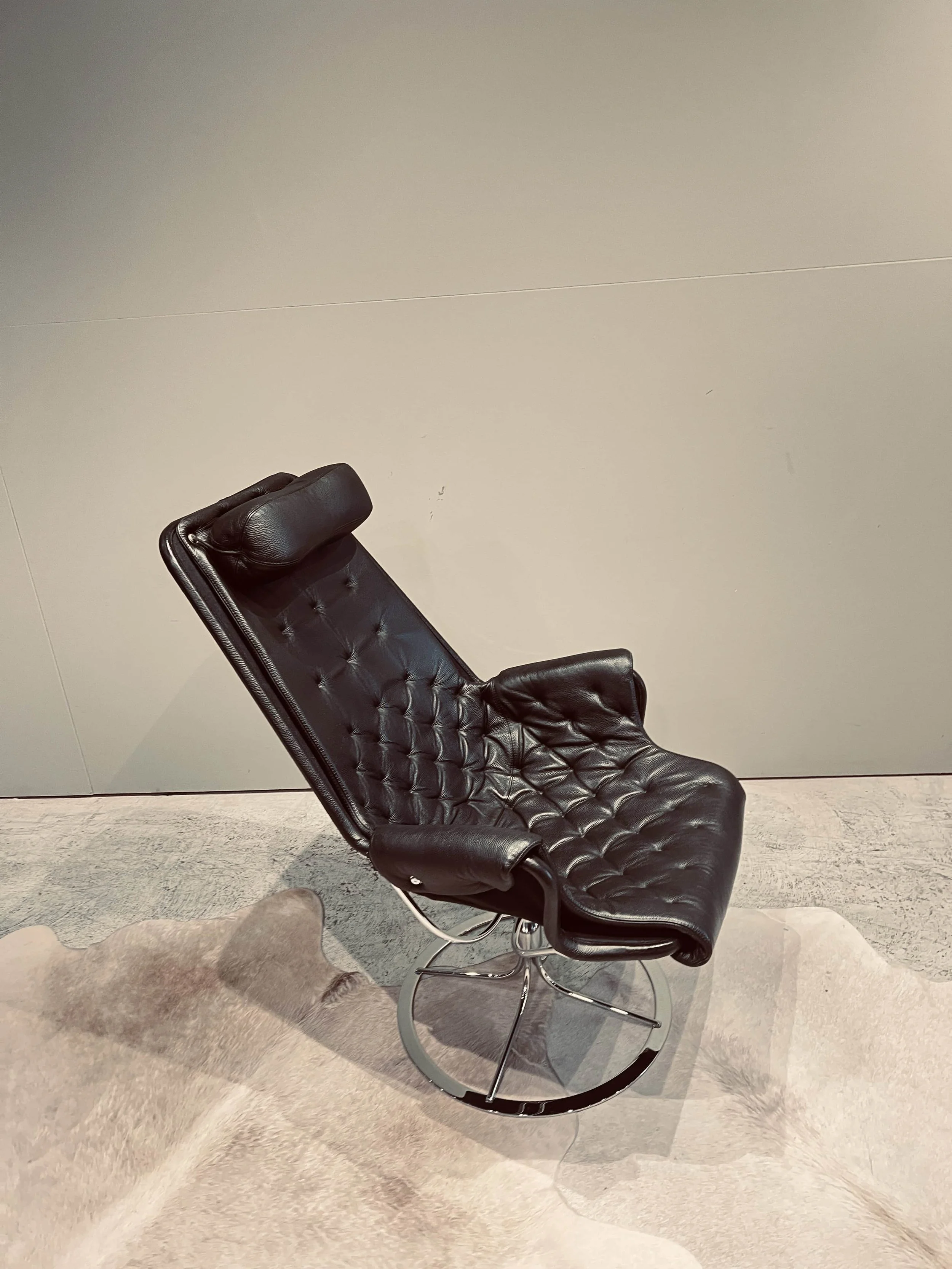 mid-century-modern-black-leather-highback-swivel-chair-09.jpg