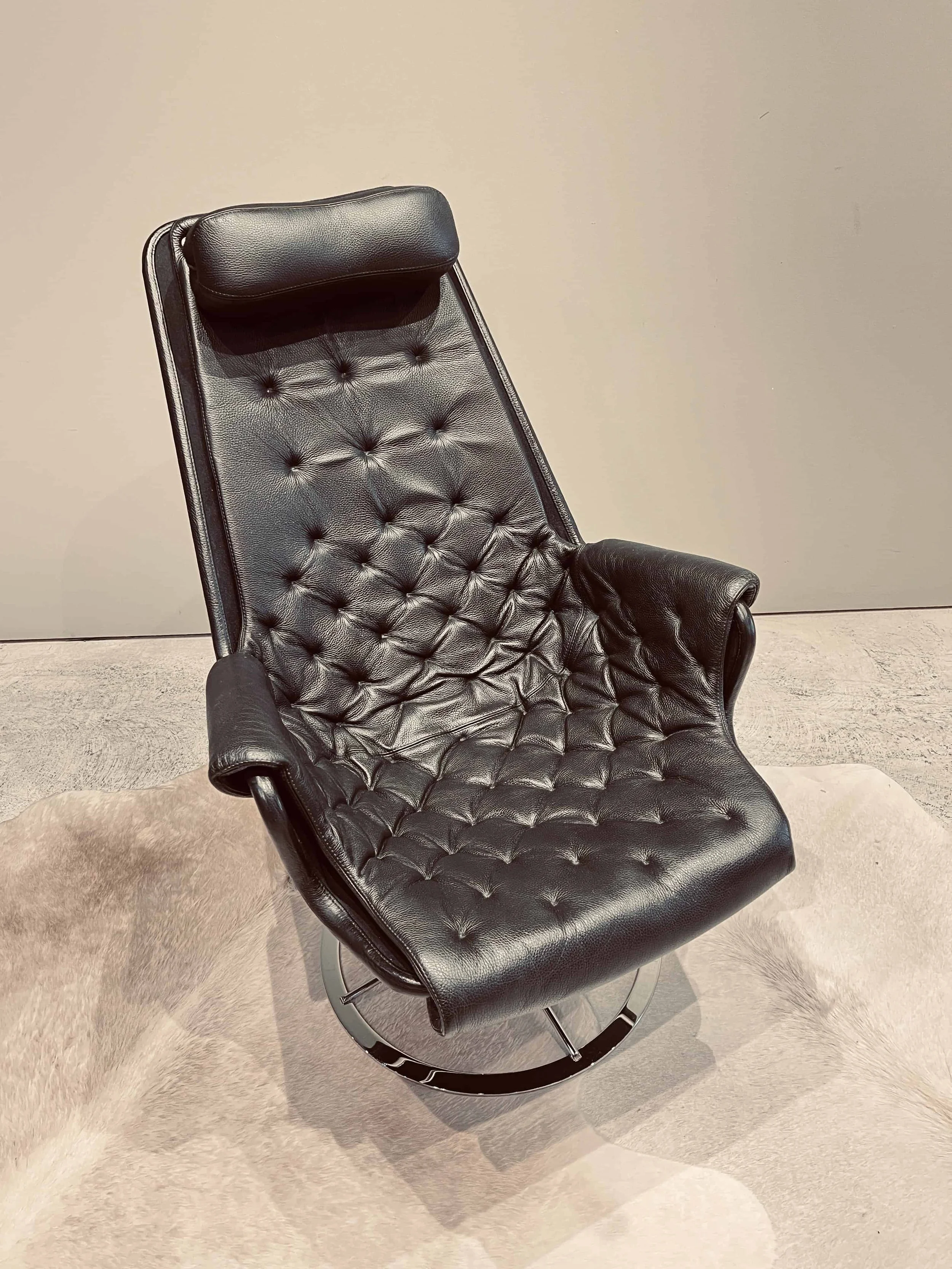 mid-century-modern-tufted-black-leather-armchair-melbourne-04.jpg