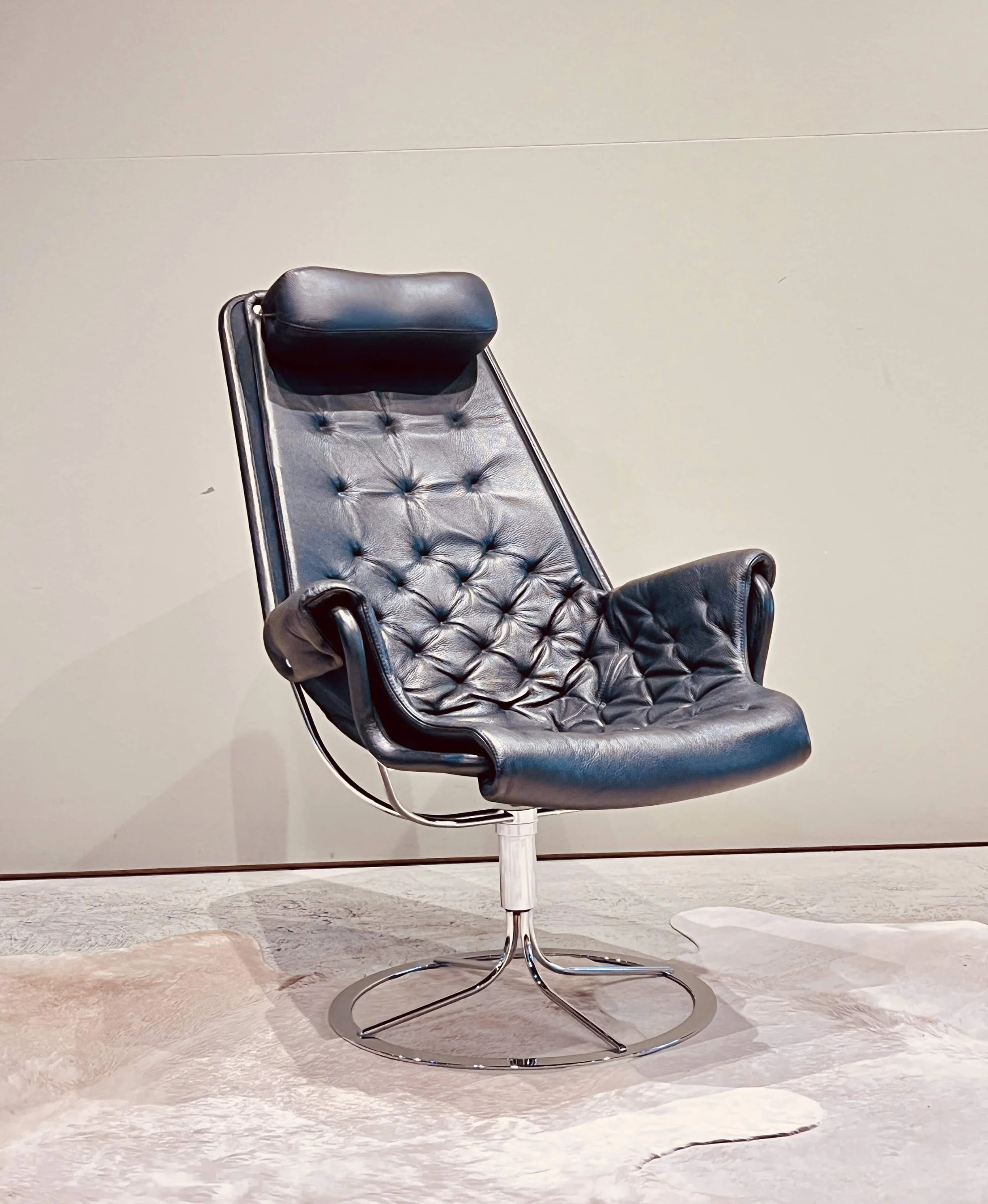mid-century-modern-black-leather-swivel-chair-australia-02.jpg