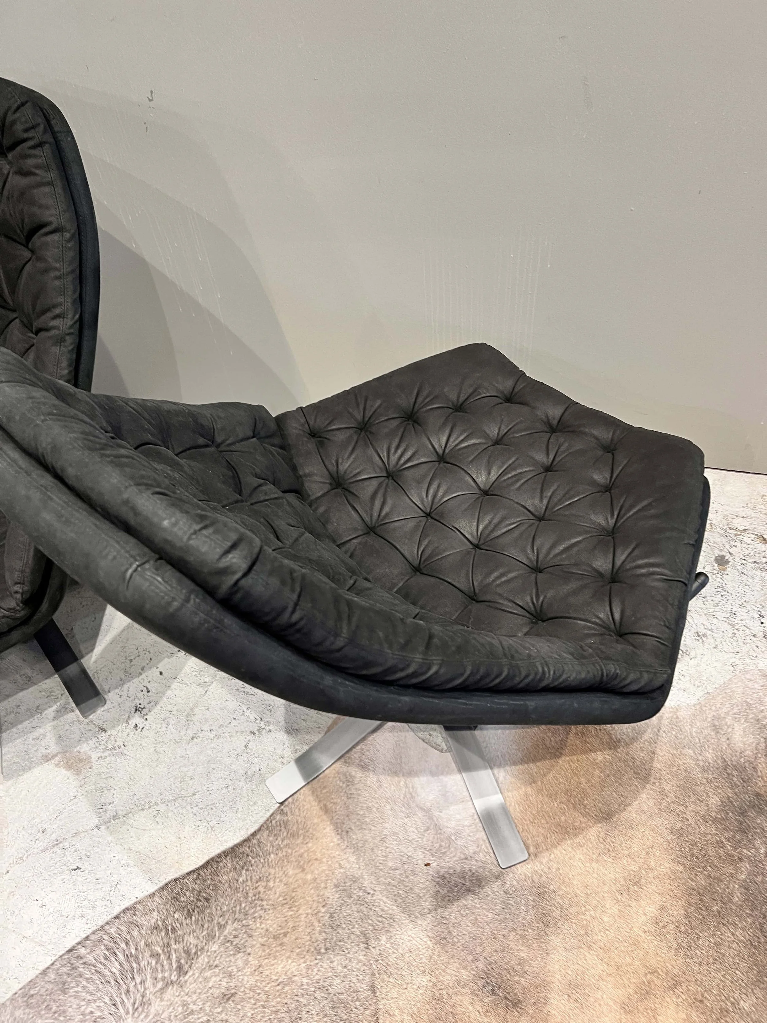 button-tufted-black-seat-danish-lounge-chair-detail.jpg