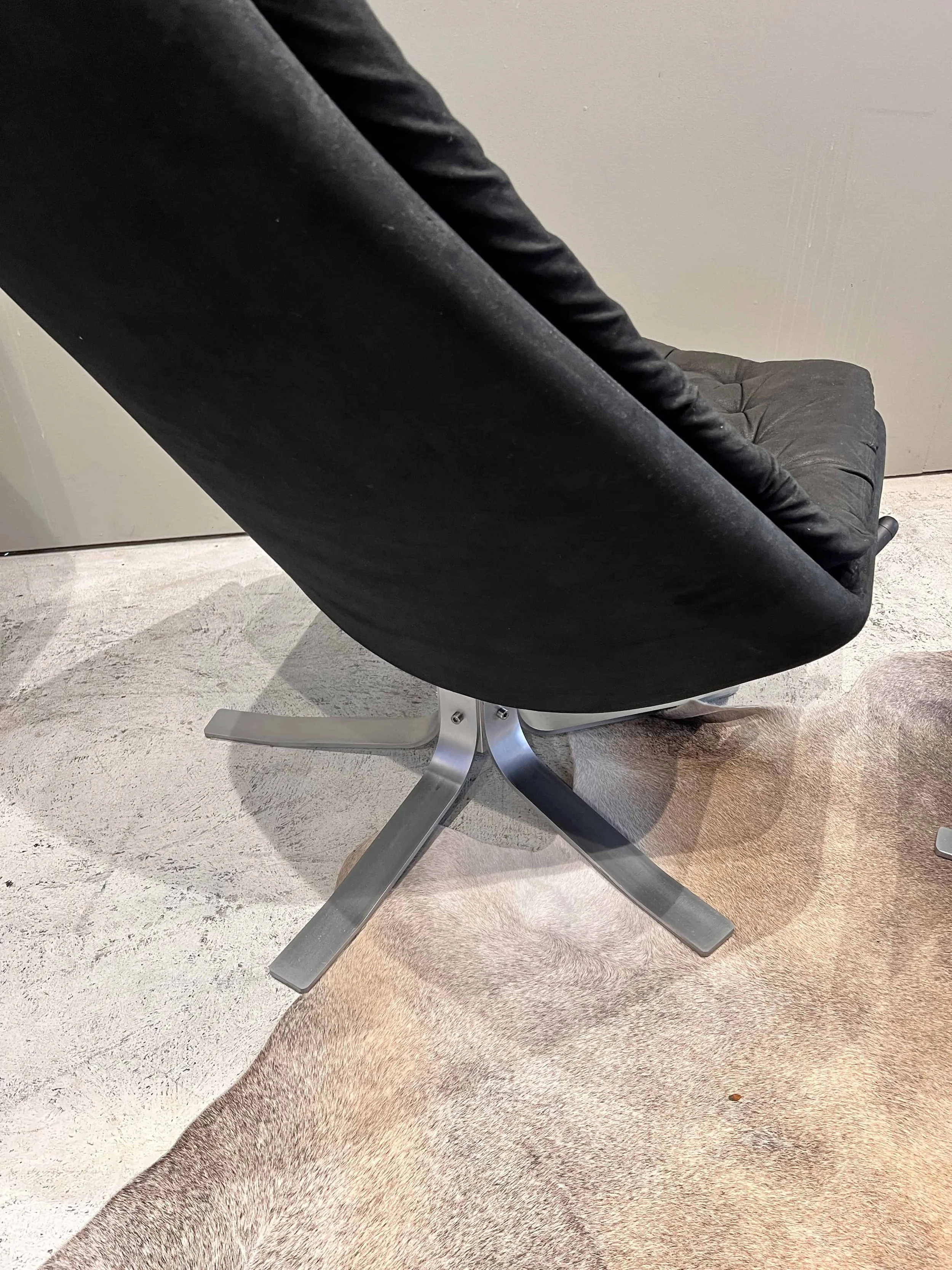 madsen-schubell-chair-shell-steel-star-base-detail.jpg