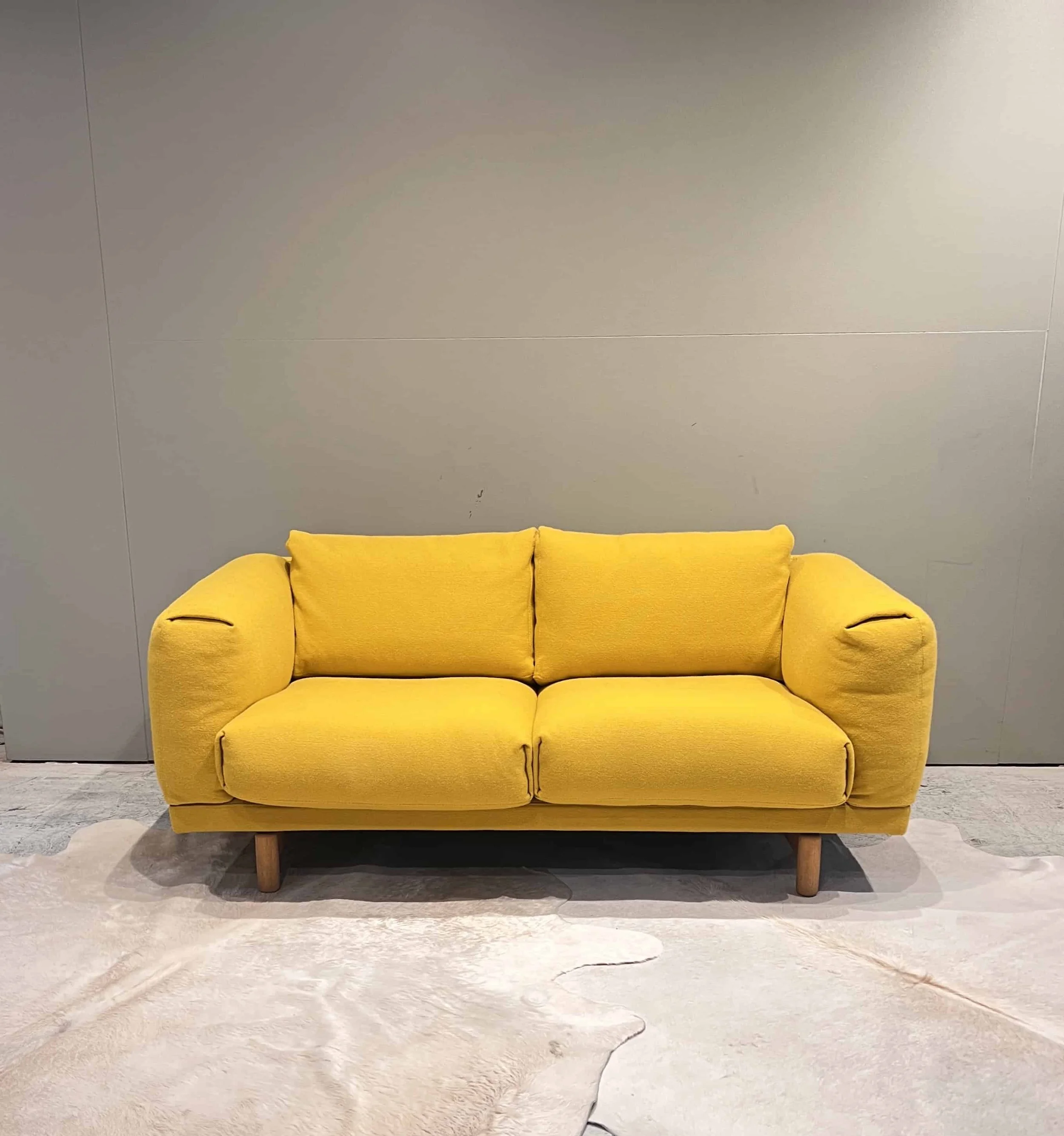 muuto-rest-2-seat-sofa-mustard-yellow-front-01.jpg