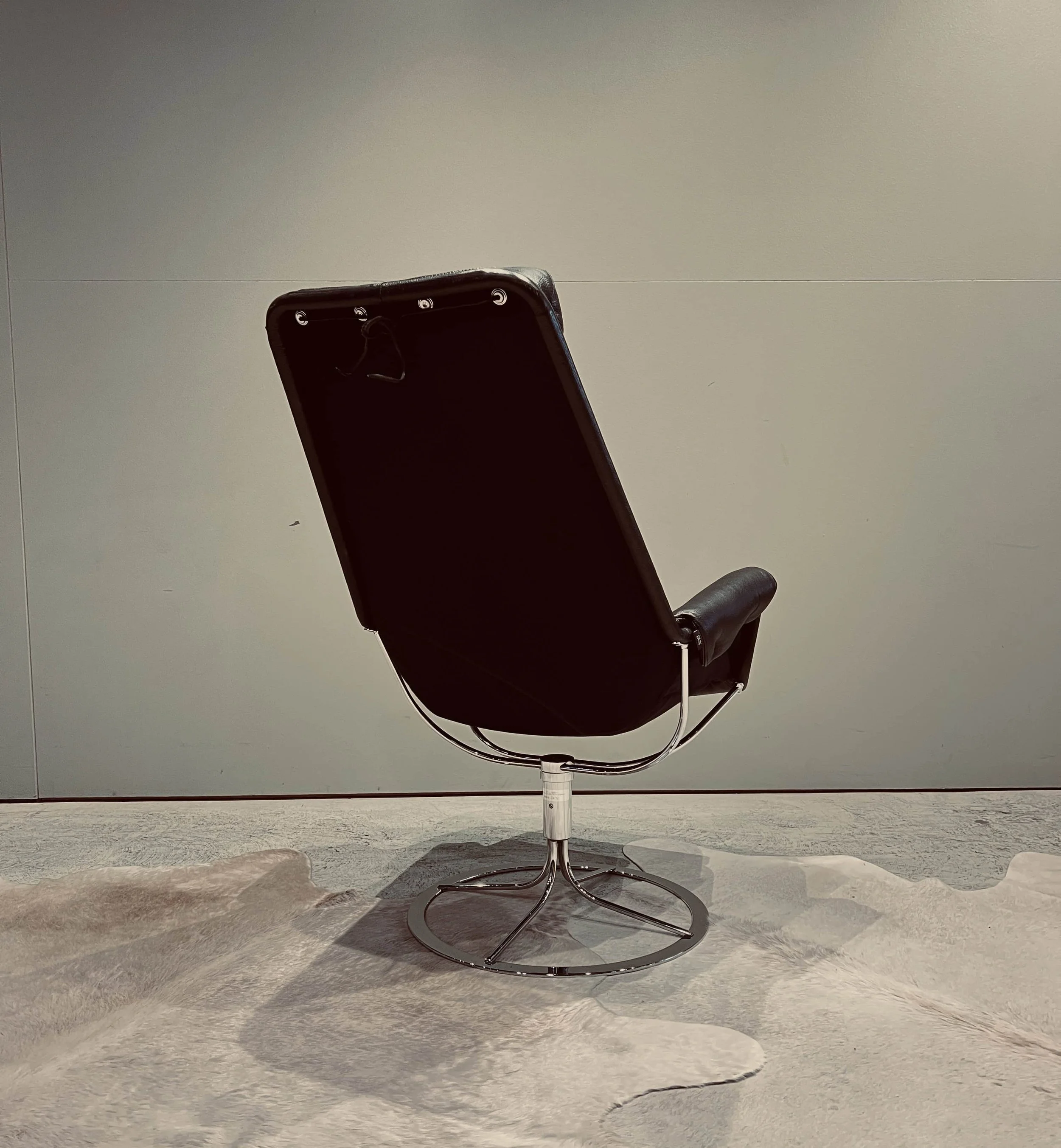 vintage-black-leather-swivel-lounge-chair-for-sale-australia-05.jpg