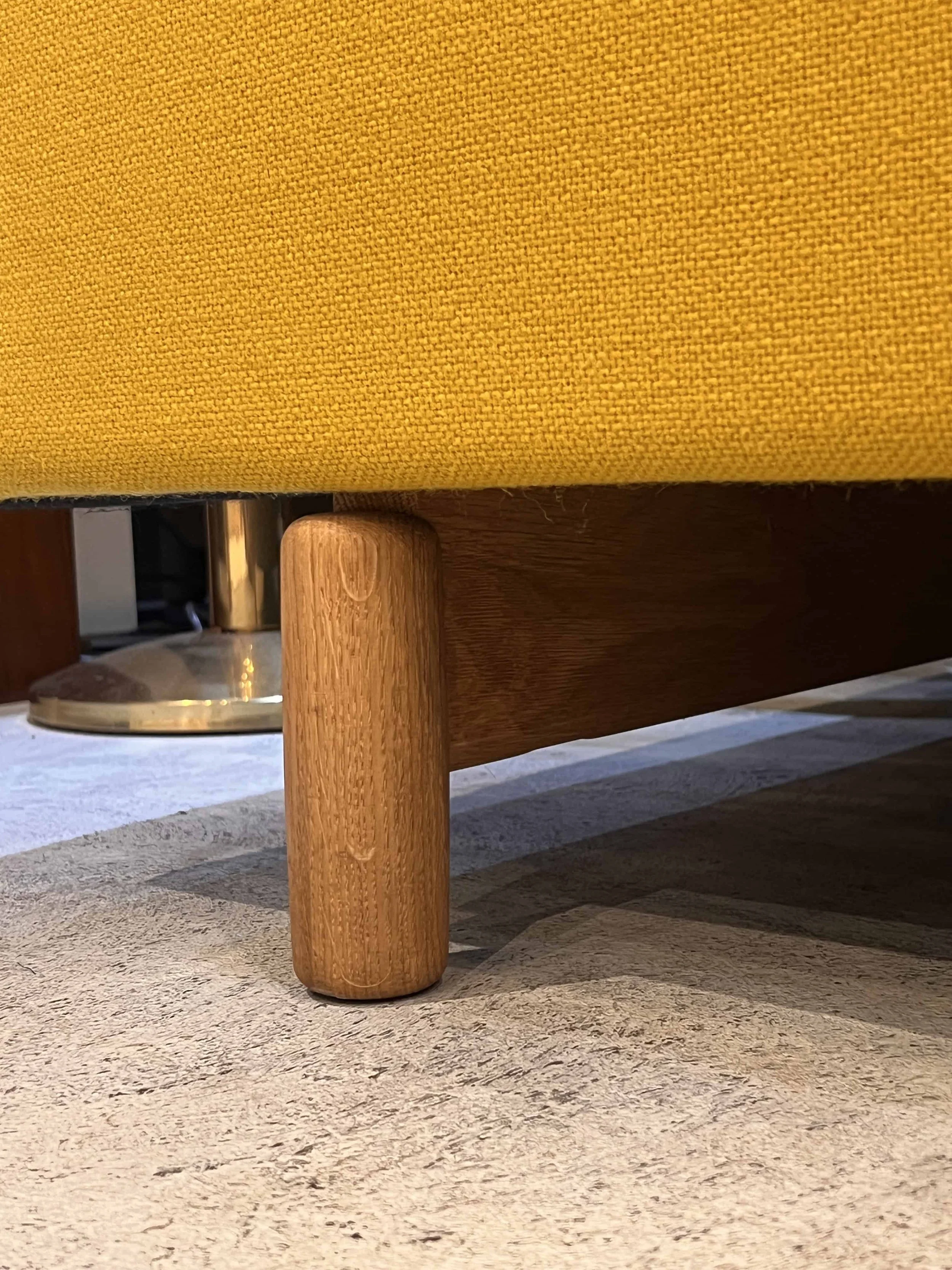 muuto-rest-sofa-solid-oak-leg-detail-14.jpg