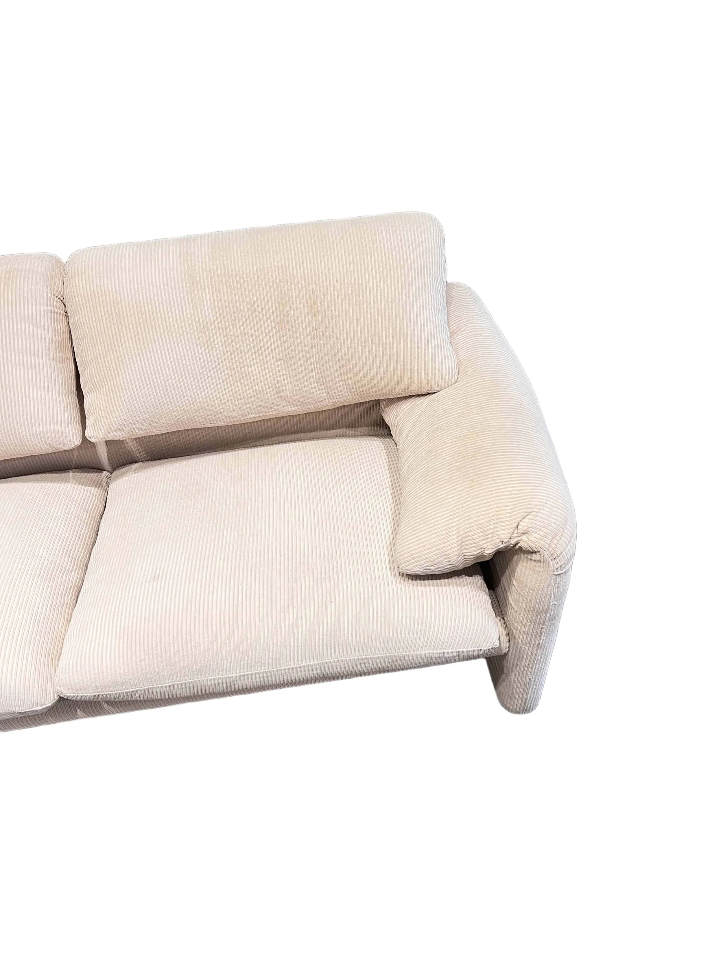 maralunga-sofa-seat-and-folding-arm-detail_1_1.jpg