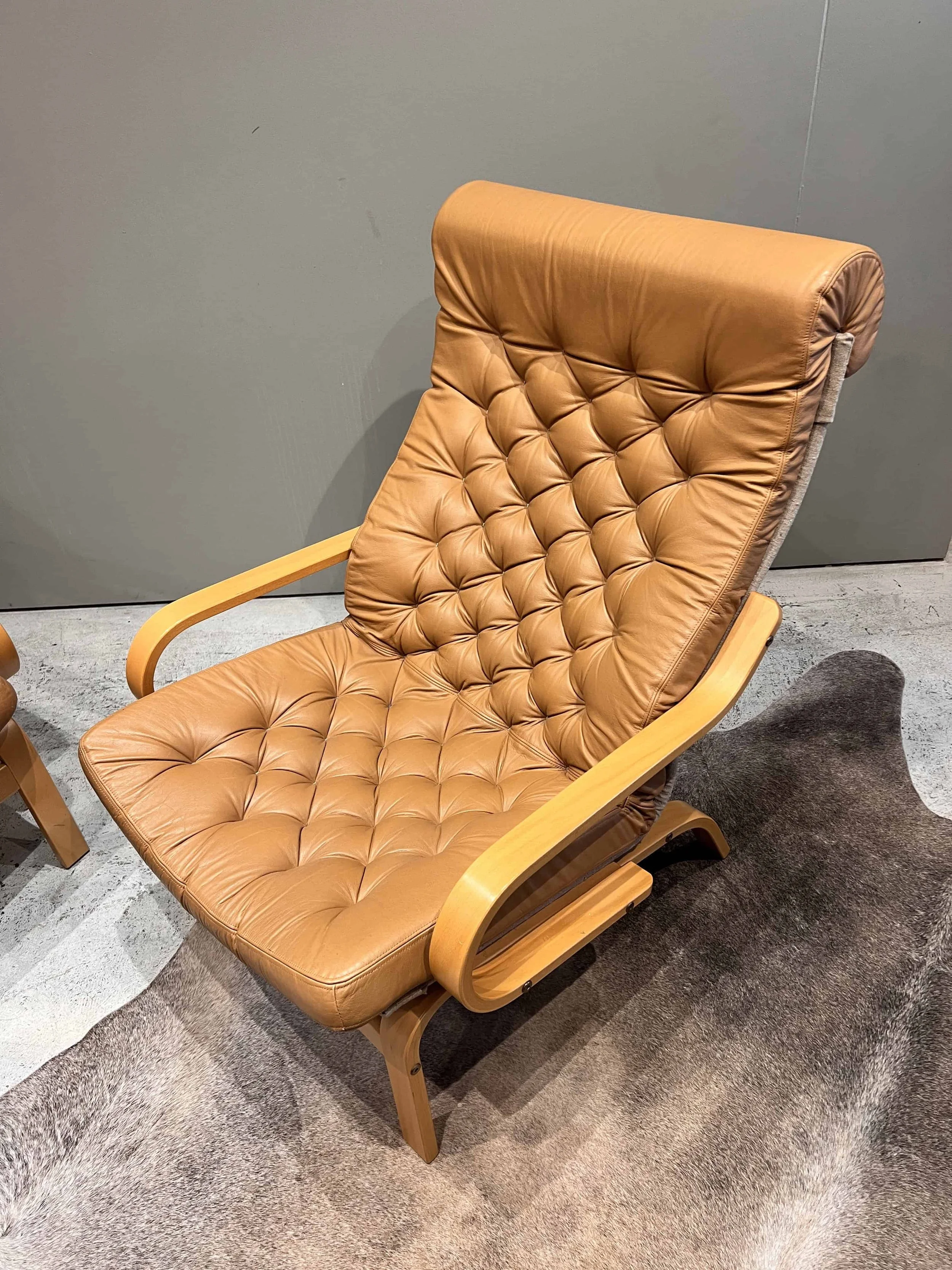 caramel-tufted-leather-armchair-scandinavian_1.jpg