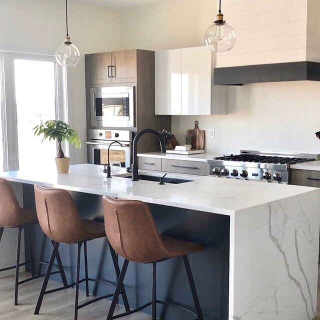 Can we take a moment to swoon over this stunning kitchen🤩... built by @adr_properties, styled by our wonderful clients (aka the new home owners😉)
&bull;
&bull;
If you&rsquo;d like to learn more about home building, give me a call - I would love to 
