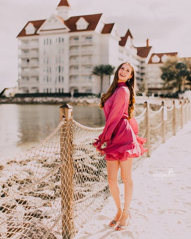 Yesterday with the lovely Sophie was absolutely magical. We talked all things Louisiana culture, college plans, and favorite Disney snacks during her golden-light infused session. ☀️ I can&rsquo;t wait to share more! 😍✨ #emilywalkerphotography #clas