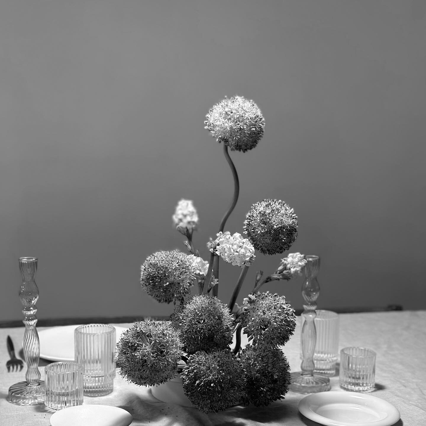 Complete the dining table with blooms💕
.
#allium #centerpiece #dinnerarrangement #frogarrangement #floral
#njflower #nyflower