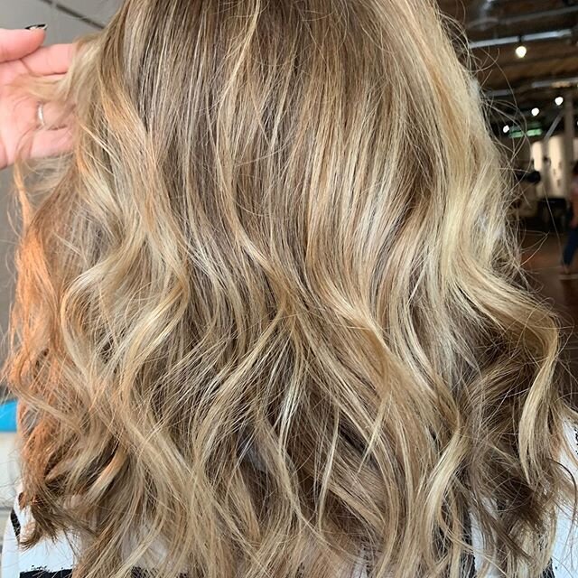 One of my FAVE post quarantine transformations!! Fresh color, fresh tapes, and a @kerastase_official Fusio dose to transform the quality and texture of this under-nourished hair. Swipe for the before!
.
.
.
#sixpencesalonandspa #greenvillesalon #gree