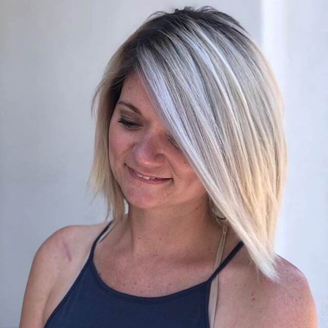 Little rooty blonde for your viewing pleasure...
.
.
.
#sixpencesalonandspa #greenvillesalon #yeahthatgreenvillehair #platinumblonde #smudgeroot #shadowroot #alinebob #greenvillestylist #blondebalayage #icyblondehair #villagewgvl #yeahthatgreenville