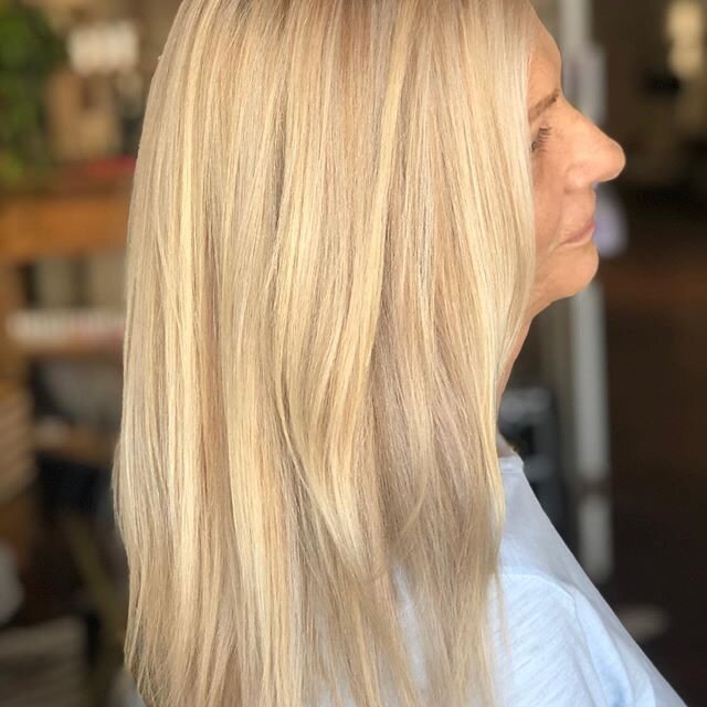 Post quarantine buttery blonde dreams. Working towards platinum. Swipe for the before... .
.
.
#sixpencesalonandspa #greenvillesalon #greenvillestylist #yeahthatgreenvillehair #kerastase #majiblonde #babylights #shadeseq #blondehair #butterblonde #vi