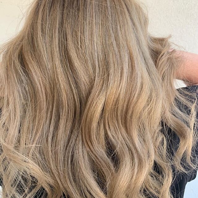 These quarantine makeovers are giving us life! Swipe for the process and the before! .
.
.
#sixpencesalonandspa #greenvillehair #greenvillesalon #yeathatgreenvillehair #balayage #blondebalayage #rootsmudge #shadeseq #majiblonde #multitechnique #newha