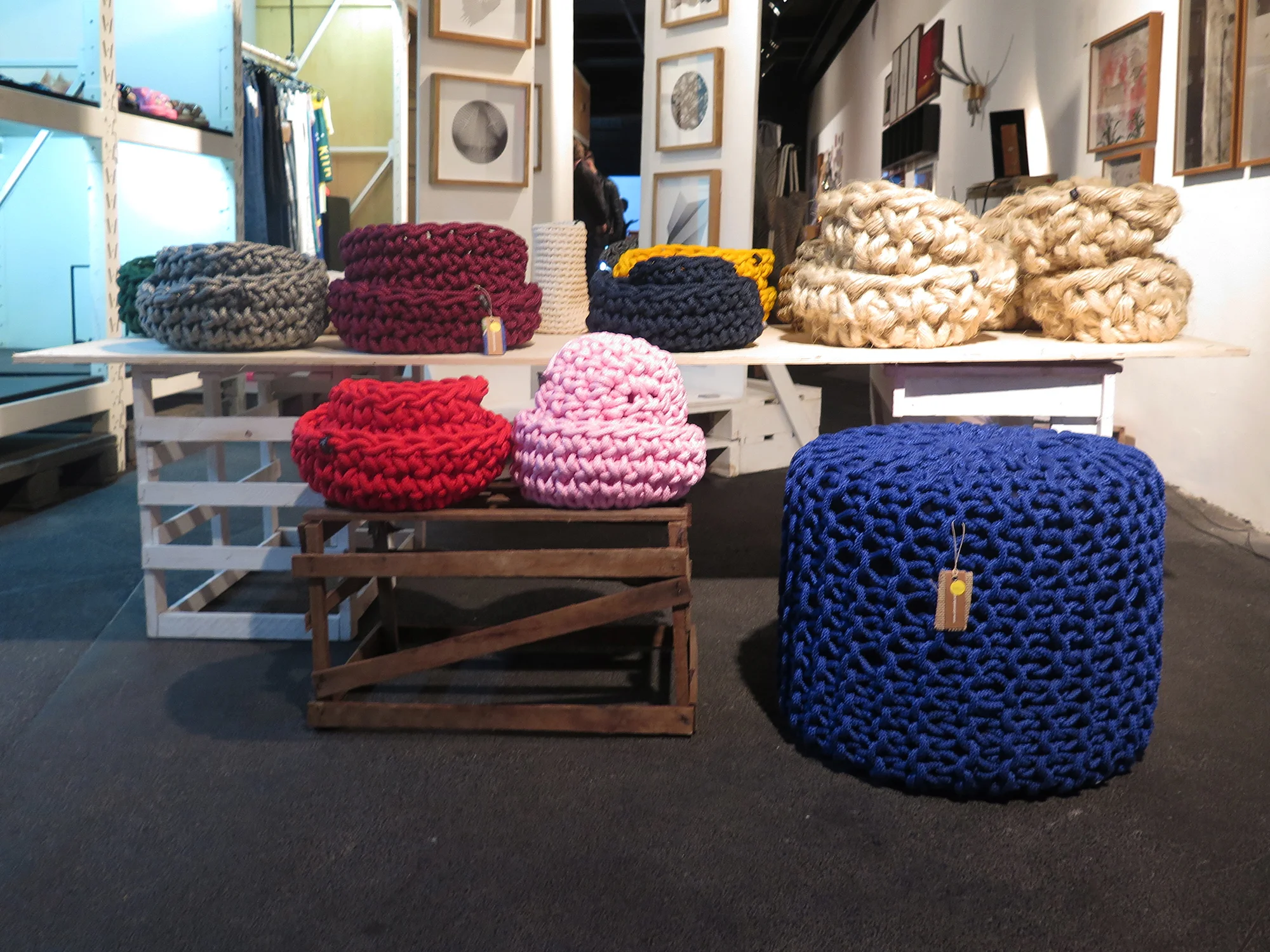 “Levar beleza para a vida das pessoas através de produtos com histórias”, assim a designer Nicole Tomazzi criou a Oferenda Objetos, que apresenta nesta edição do Itinerante os consagrados cachepôs de corda, com nova cartela de cores náuticas, inspirada nos tons do inverno e no aconchego de estar em casa. 