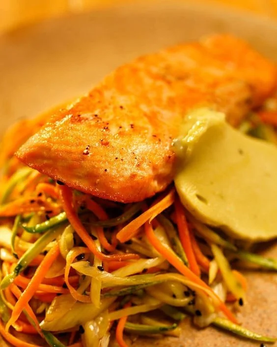 Salmão grelhado com Manteiga de Wasabi e Legumes salteados.