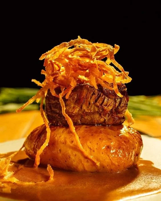 Filé au Poivre com Batata ao Murro e Cebola crispy