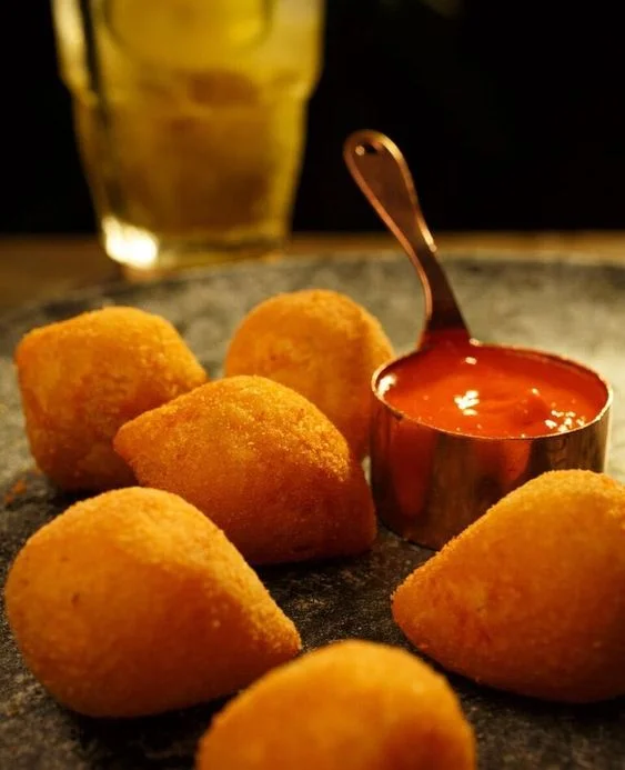 Coxinhas de Mandioquinha com creme de Pimentas