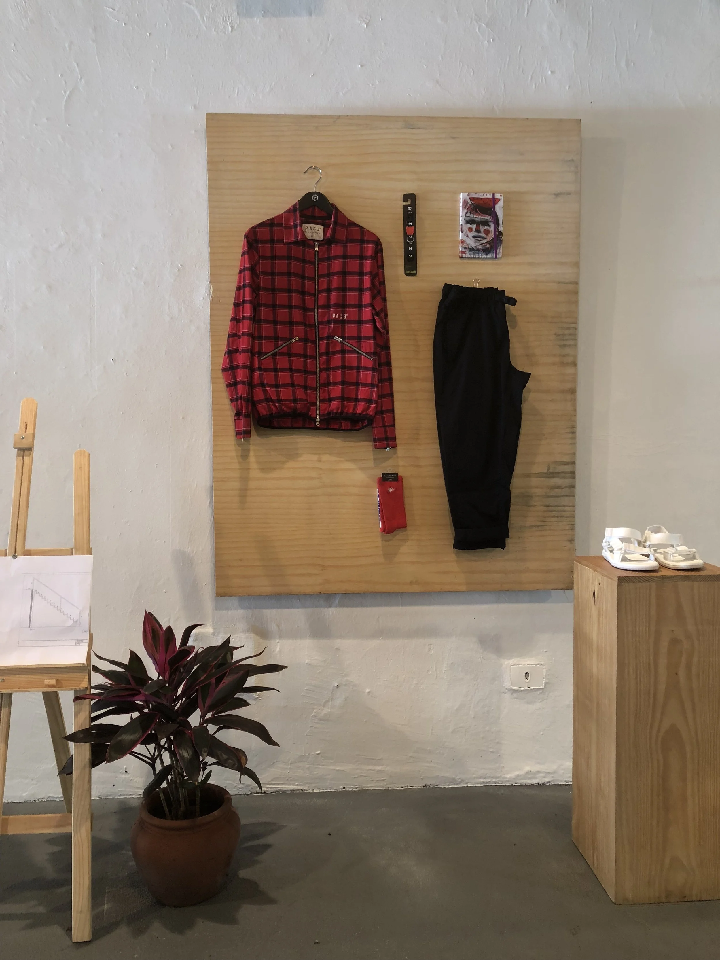 Pai Artista: Blusa Pace, Calça Nikelab x Matthew Williams , Papete Czo x Rider , Caderno Cícero e Guia Zee Dog.