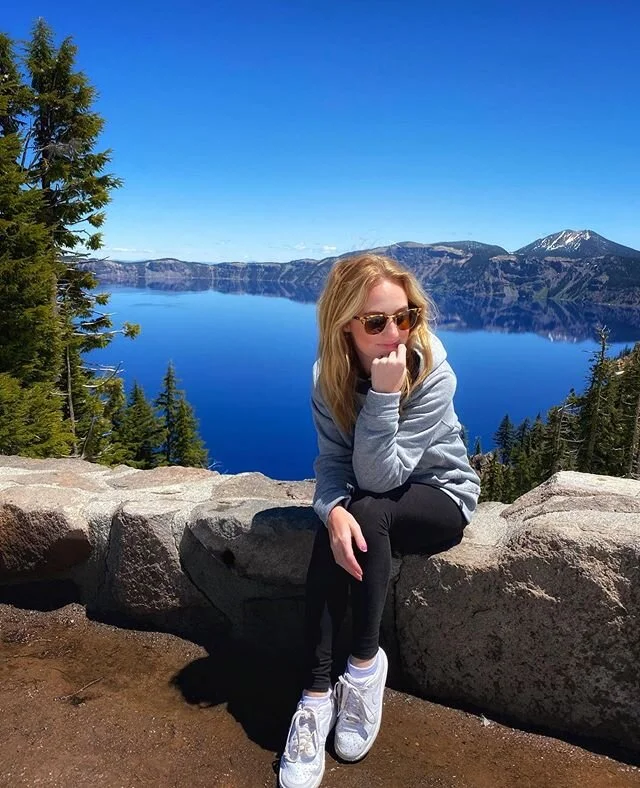 Never had a plan just living for the minute 🎶 ☀️ traded in my big sun hat and vineyard views for the lakes and mountains of Oregon. In the matter of a short car ride we went from 90degree weather and sunburns to 50degrees and snow on the ground. But