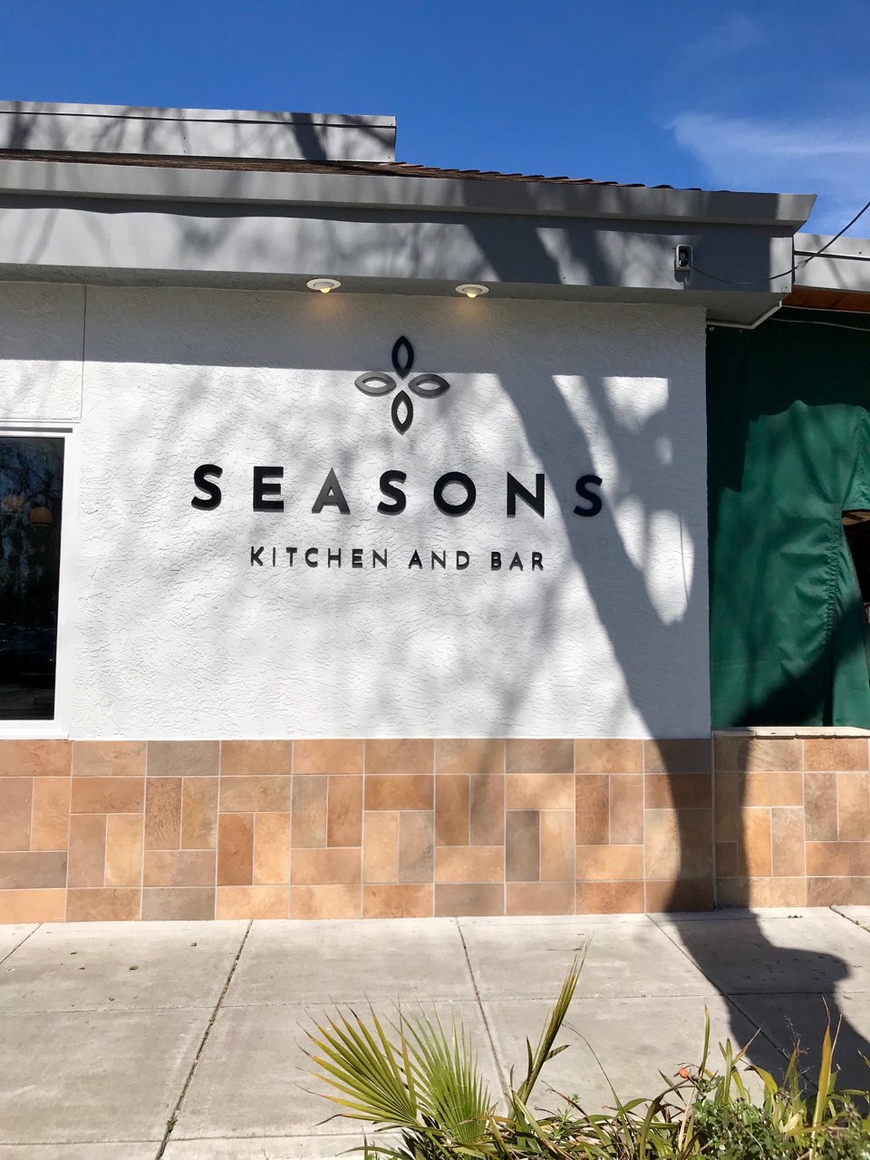 SEASONS Restaurant &amp; Bar