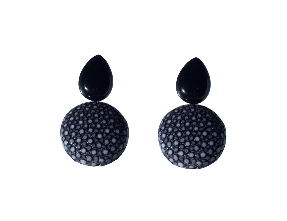 2-Onyx-in-Tropfenform-mit-grauem-Rochenleder.png