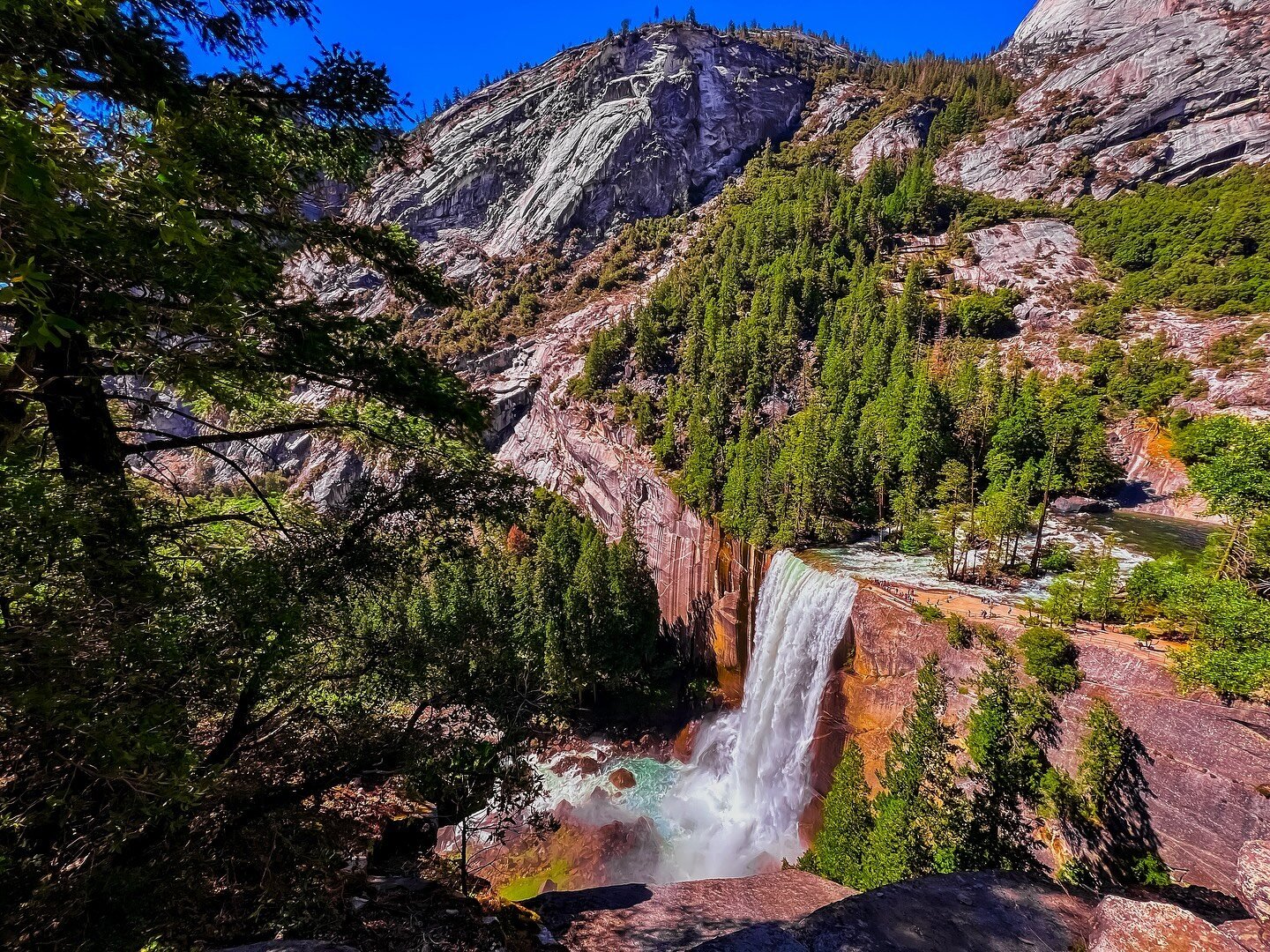 📍Vernal Falls 🤩🙌🏽

Yosemite has some of the most breathtaking waterfalls that I&rsquo;ve ever seen 🥹 The park had a record-breaking amount of snowfall this year, so there was an insane amount of snowmelt that caused all of the waterfalls to burs