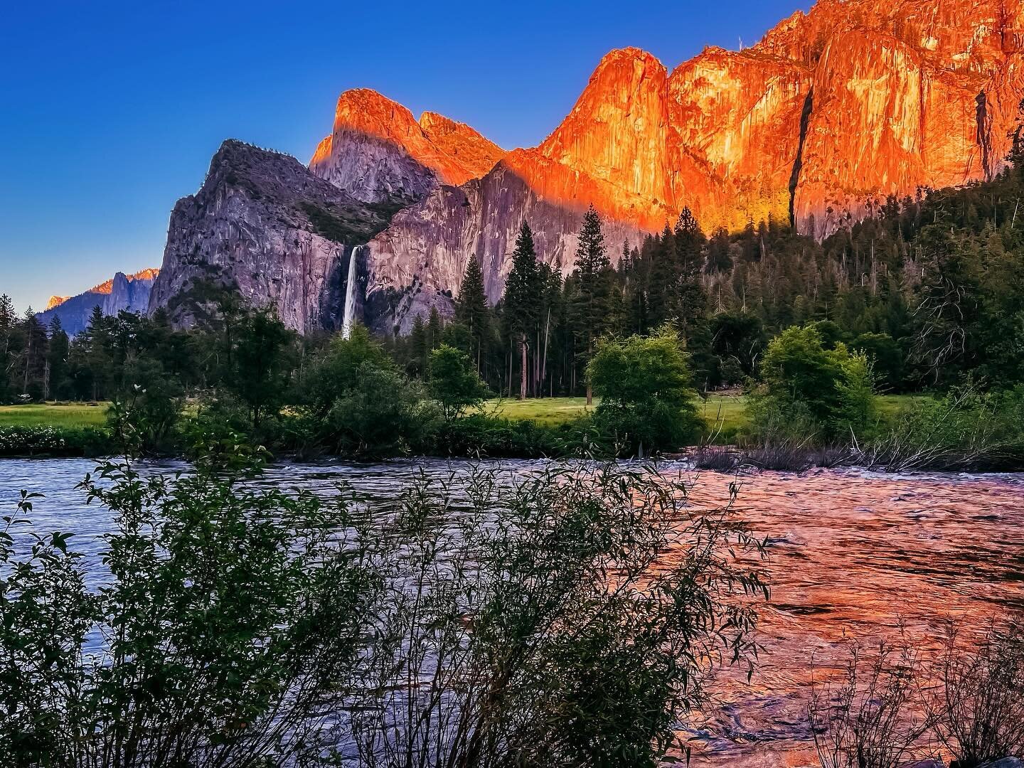 If there&rsquo;s one thing that Yosemite knows how to do&hellip; it&rsquo;s ~pop ALL the way off~ at golden hour!! 🌞✨🤩