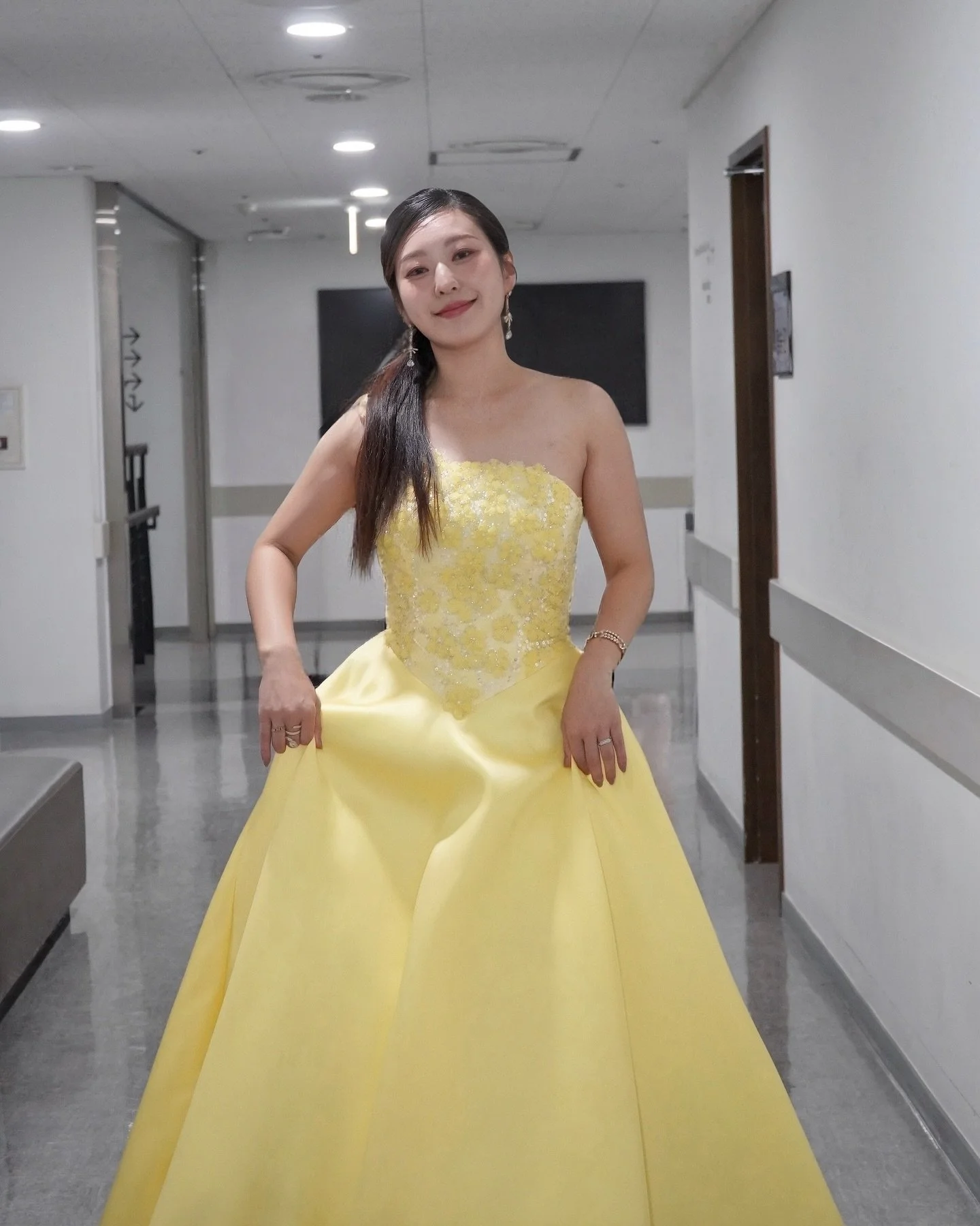 새로운 동료분들과 새로운 음악 💛 그리고 아직 어색한 인이어 이어폰 😅
다음 달 있을 정명훈 선생님과의 합창 포스터 앞에서 기념샷 한장 📸

원장님들 덕분에 오늘도 변신 ! 

#롯데콘서트홀 #쁘리에드레스 #아티청담 #크레디아