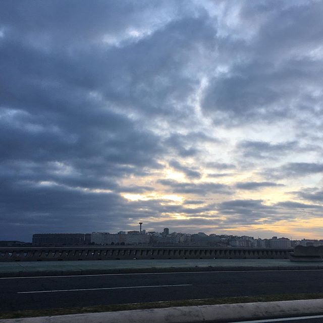 #photography #photographer #photooftheday #galicia #galiciacalidade #coruña #coruñacity #paseomaririmo #torredehercules #sunset #sunsetporn #bluesky #goodmorning #amanecer #skyline #perfectview #nofilter
#jj_skylove #jj_daily #ig_daily #instadaily #instanature #instamoments