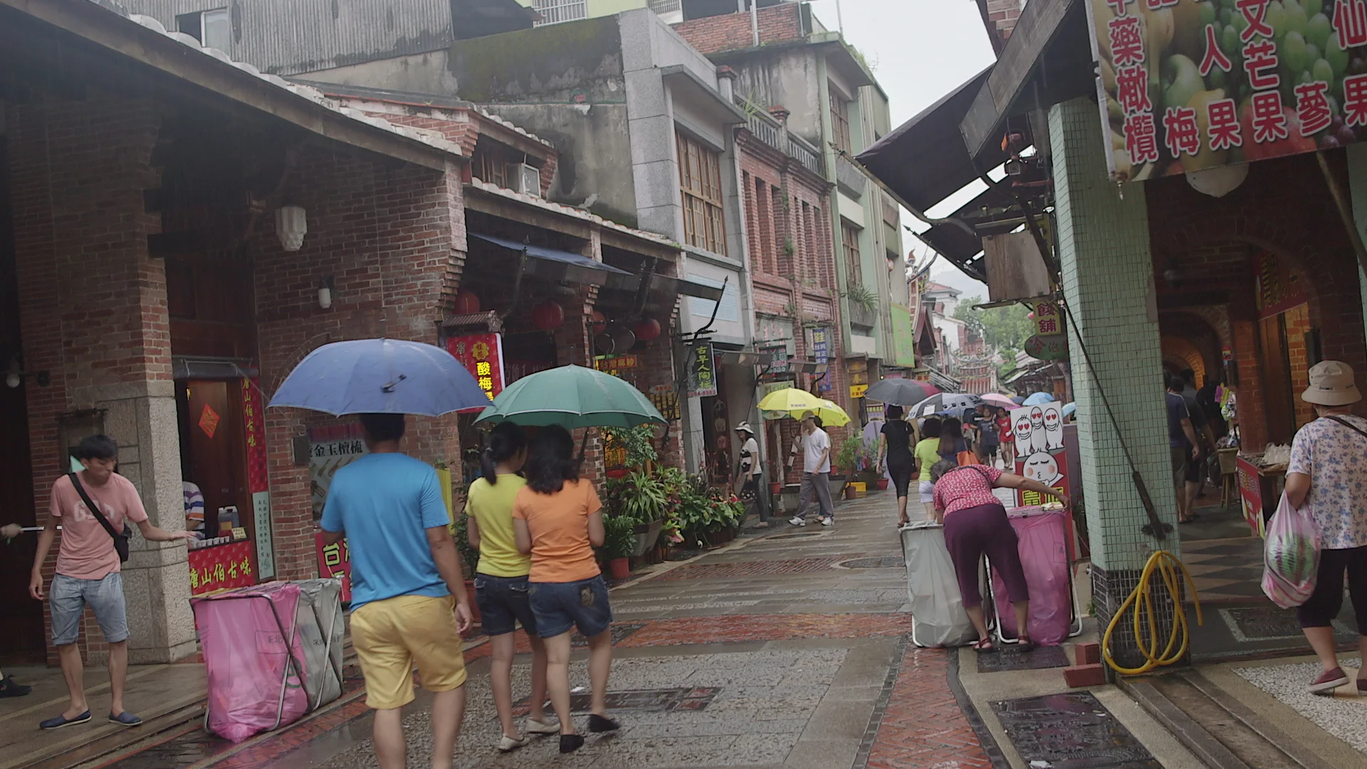 Kevin and I met up with Alice Yeh and Anna Ger and went to check out the outdoor market, Shen Keng . 
