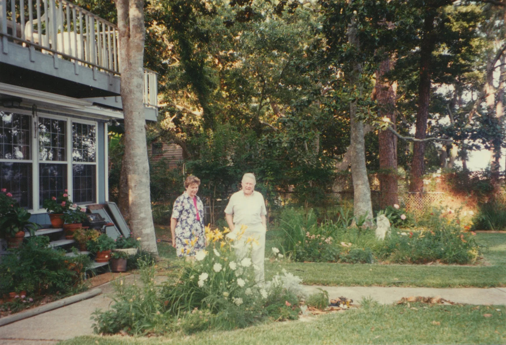 A rare photograph of Oliver Robert Batsel (with wife, Carole, left) behind the Florida home in which he kept his collection. 